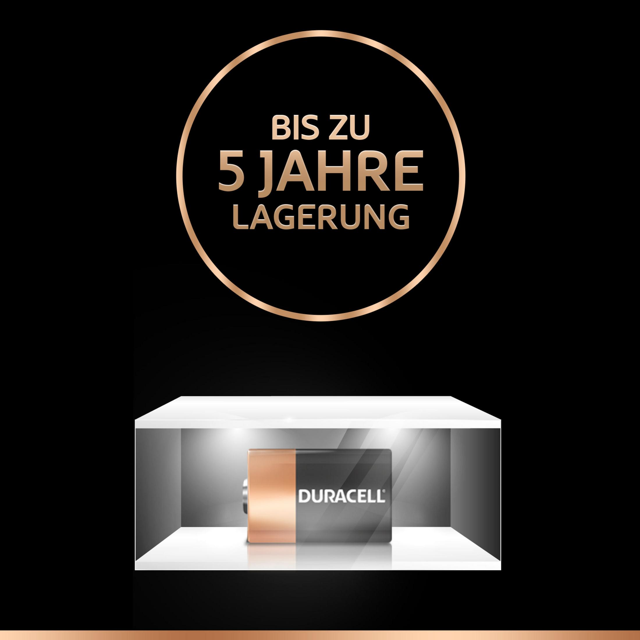 Bateria Duracell w szklanej gablocie, na czarnym tle.