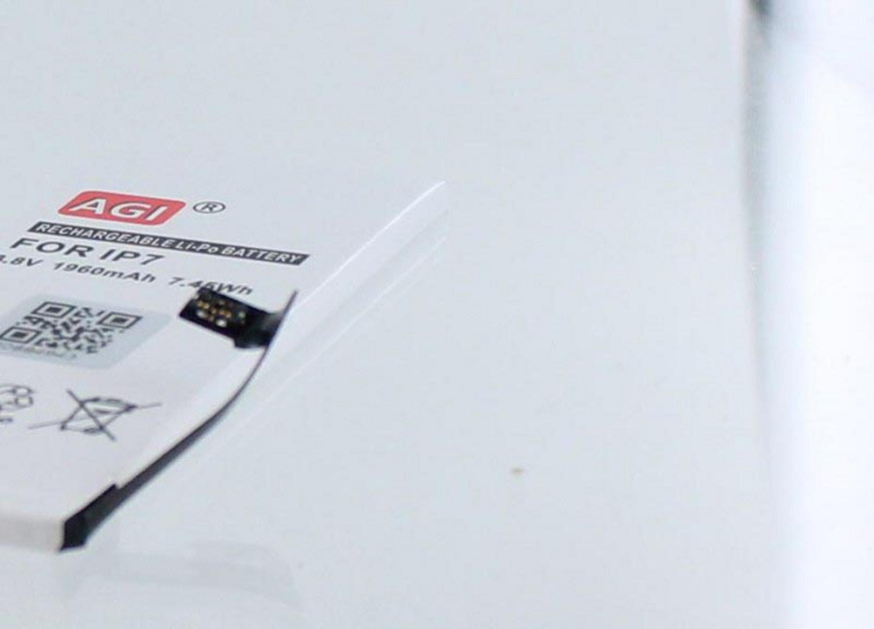 Nahaufnahme einer weißen Batterie mit Text 'AGI', 'FOR IP7' und einem QR-Code.