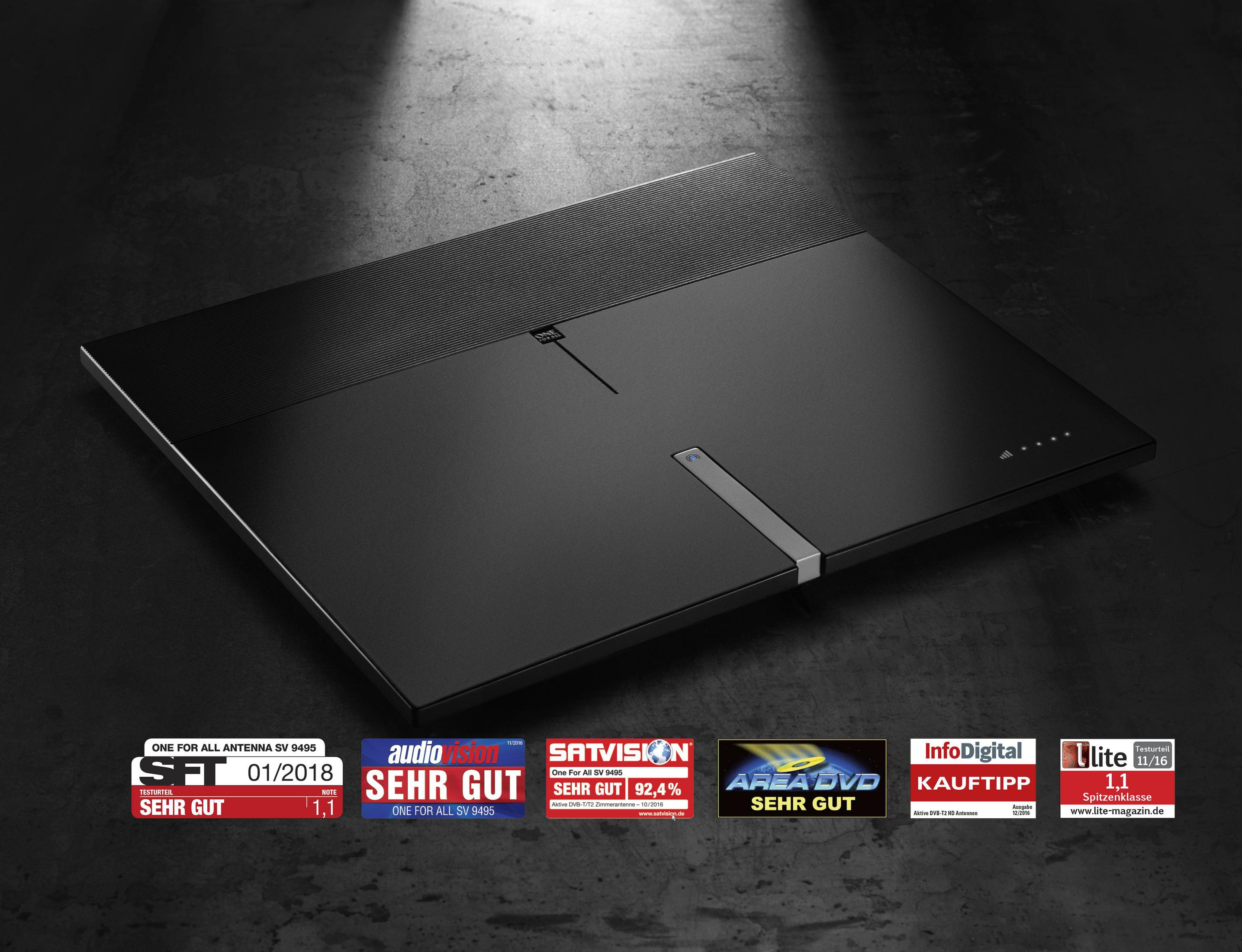 Czarny dekoder z logo ocen na szarej powierzchni. Posiada metalowy pasek i teksturowaną górę.