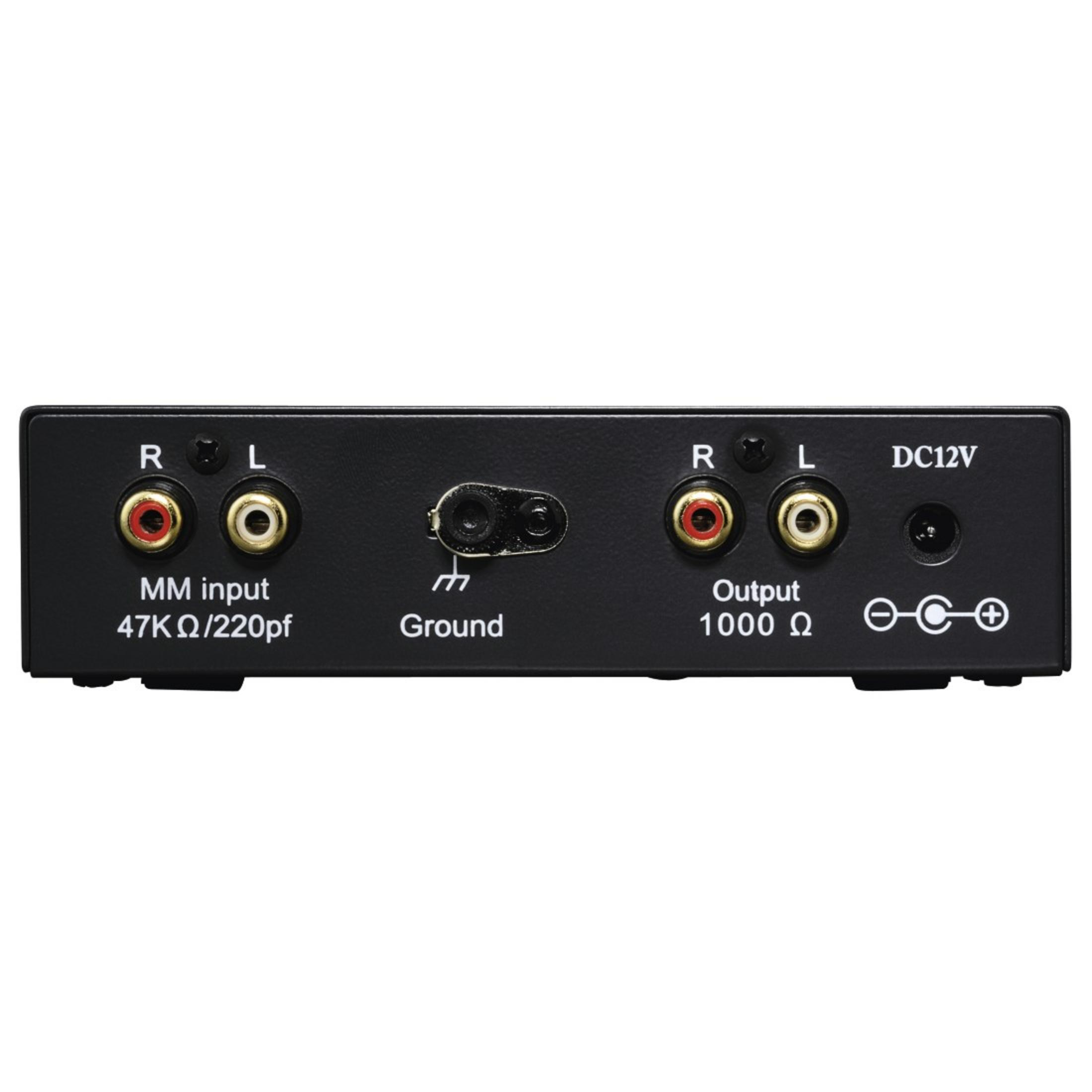 Receptor de audio negro con conectores de entrada y salida. Sobre fondo blanco.