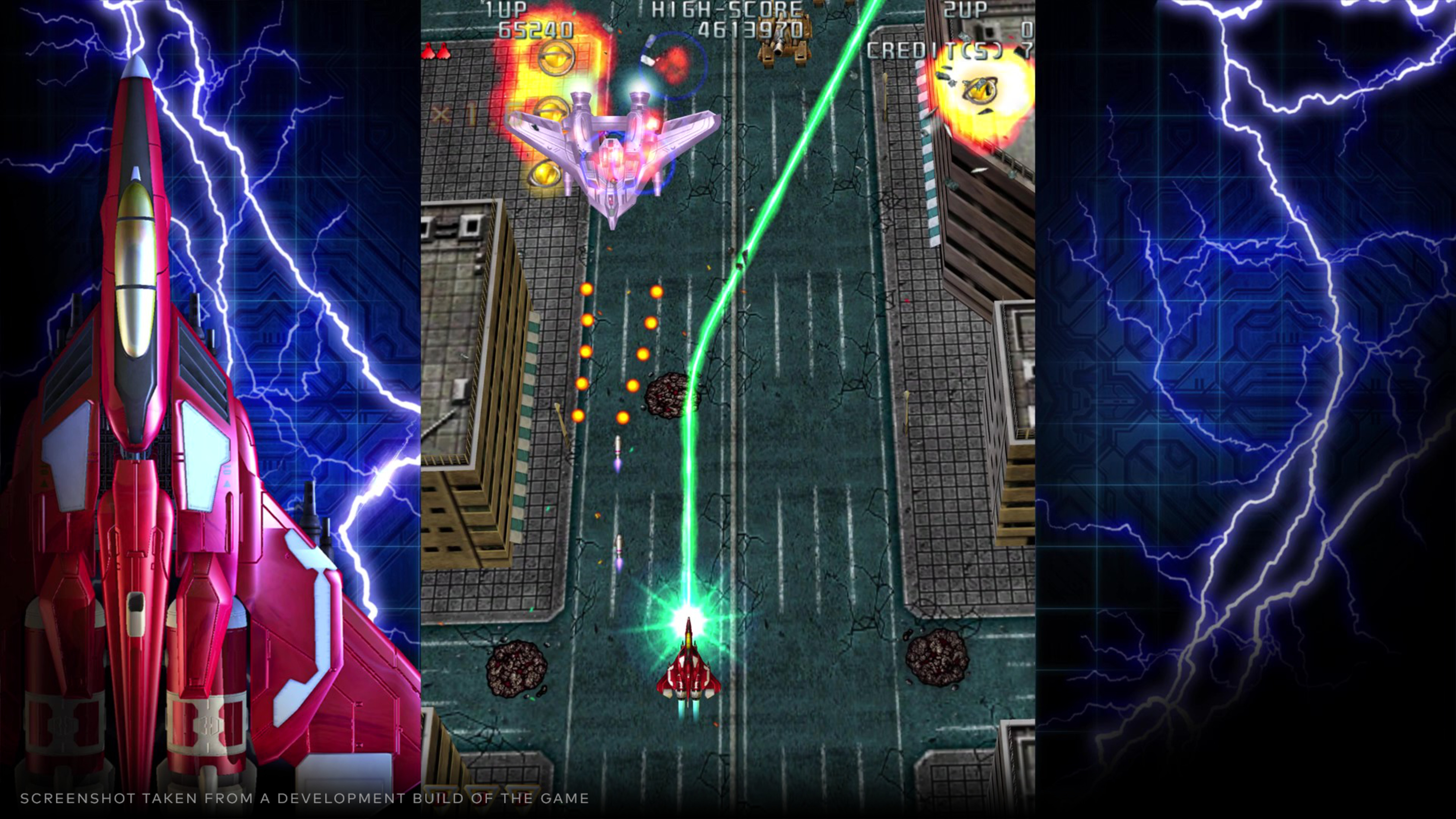 Screenshot eines vertikalen Shoot'em-ups. Rotes Flugzeug schießt. Stadt im Hintergrund. Blitze.