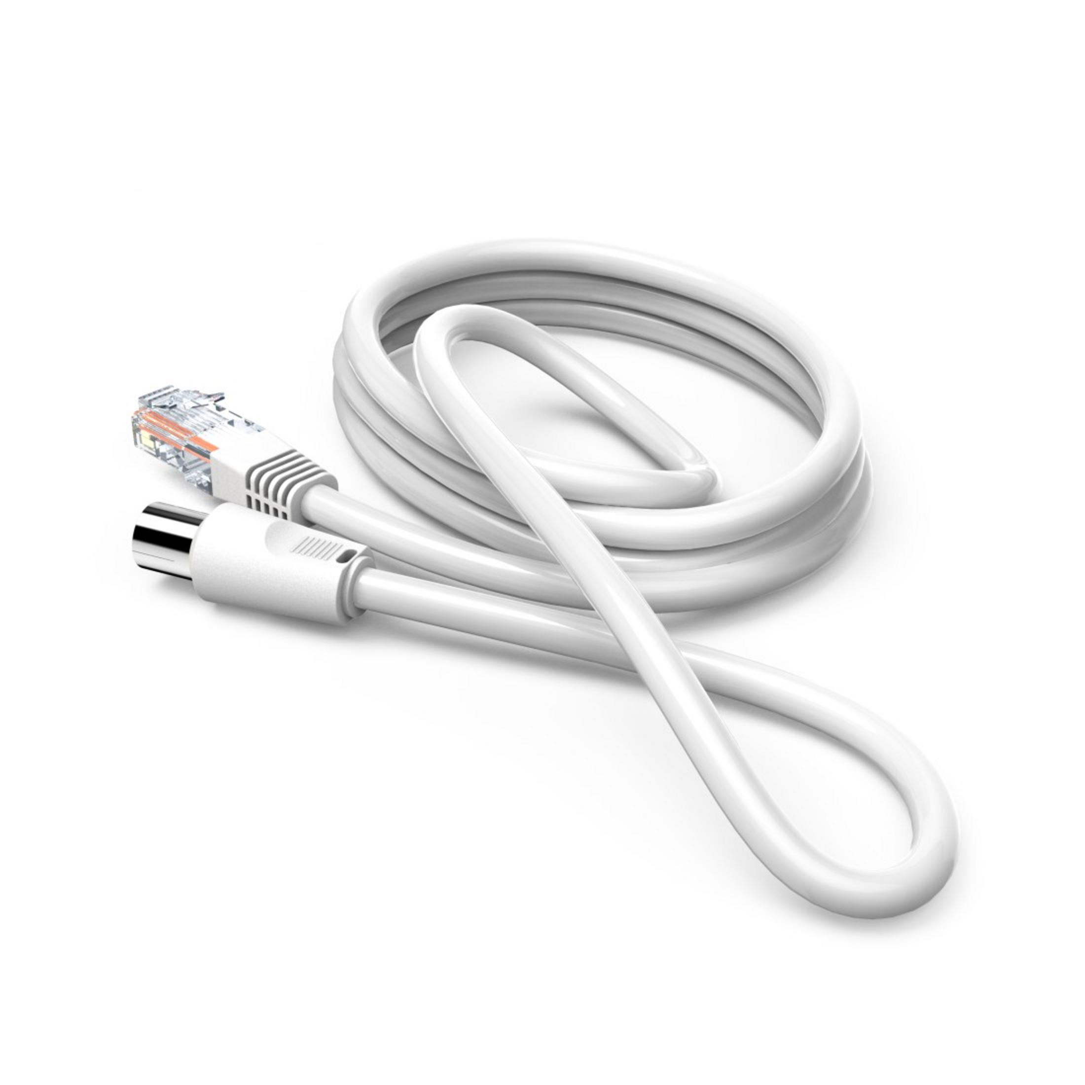 Biały kabel Ethernet, zwinięty, ze złączami na każdym końcu. Białe tło.