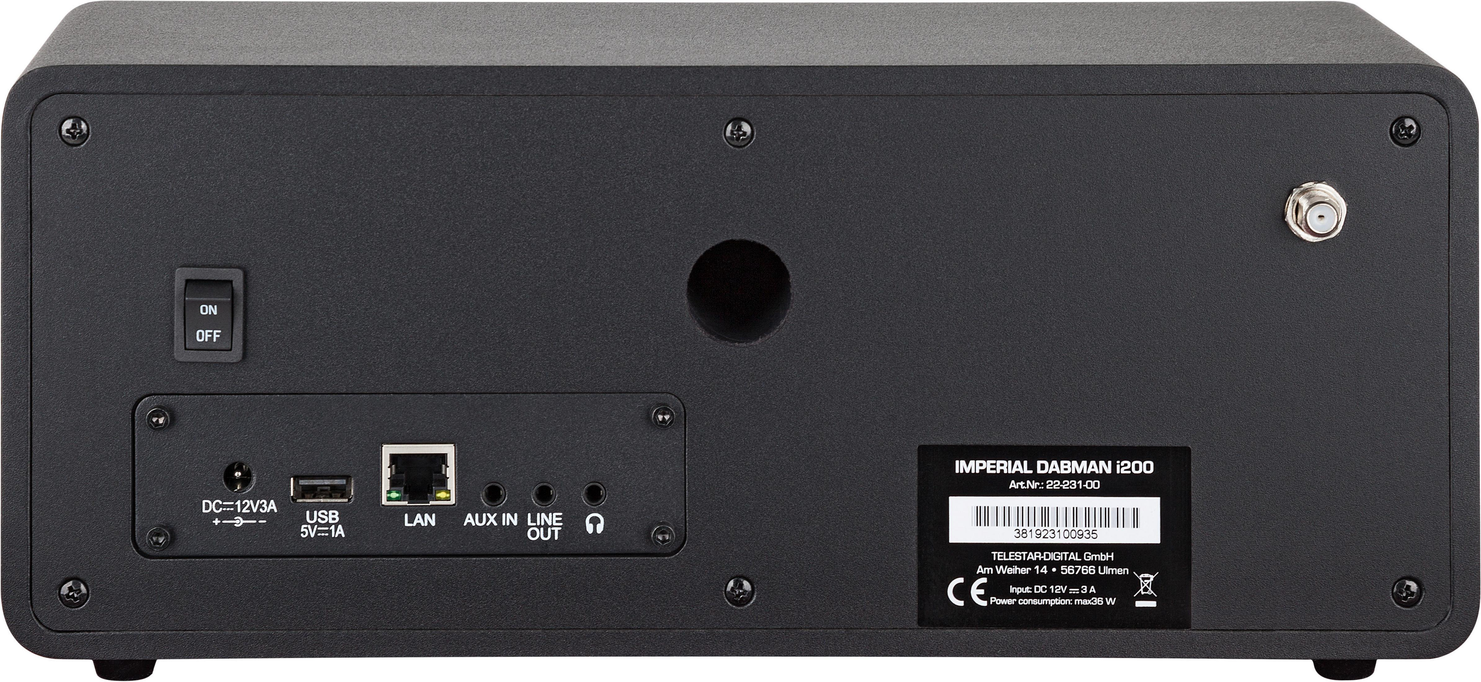 Tył czarnego systemu dźwiękowego z portami i etykietami. Zawiera włącznik zasilania.