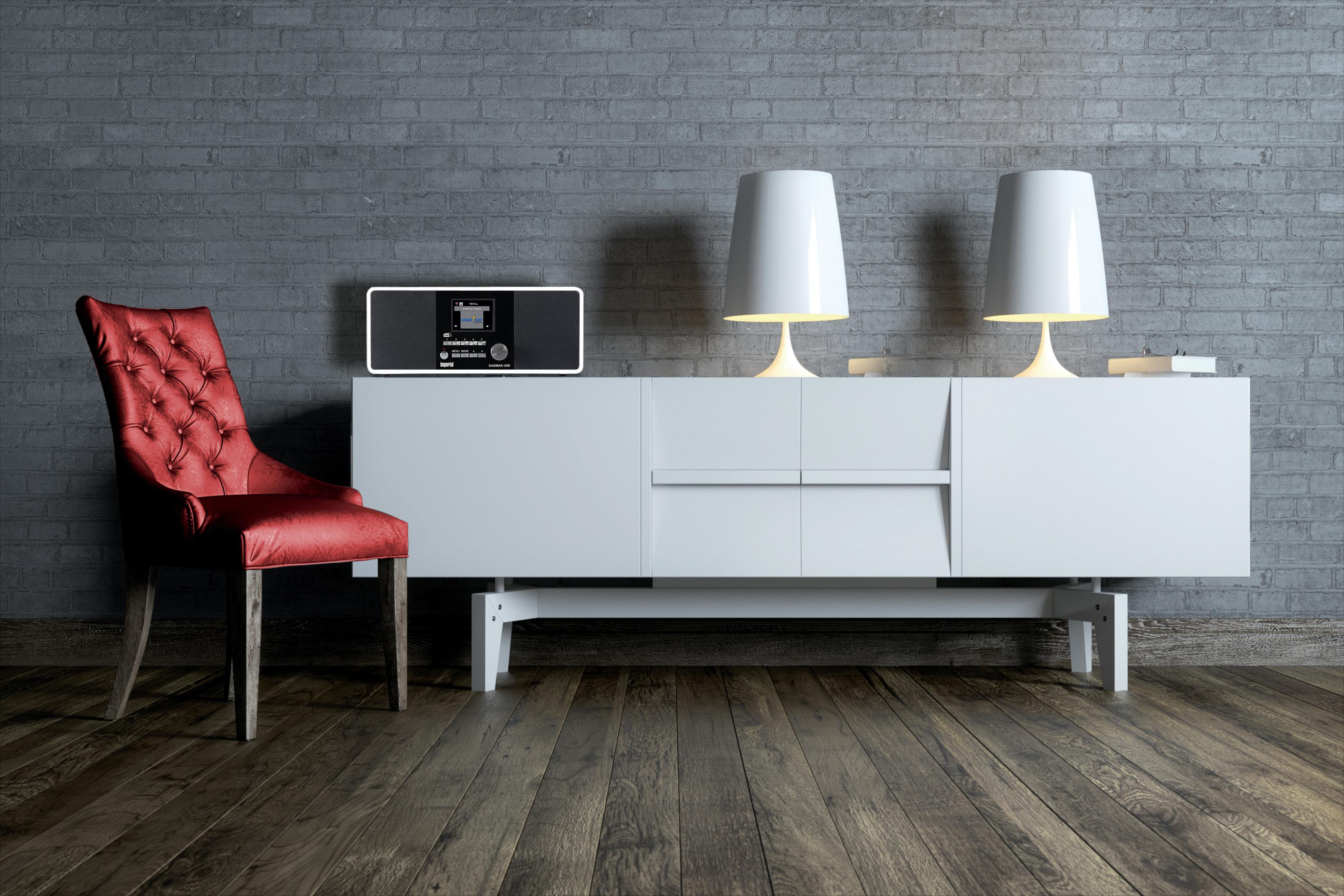 Ujęcie wnętrza z czerwonym krzesłem, białym kredensem i lampami. Ciemne drewniane podłogi i ceglana ściana.
