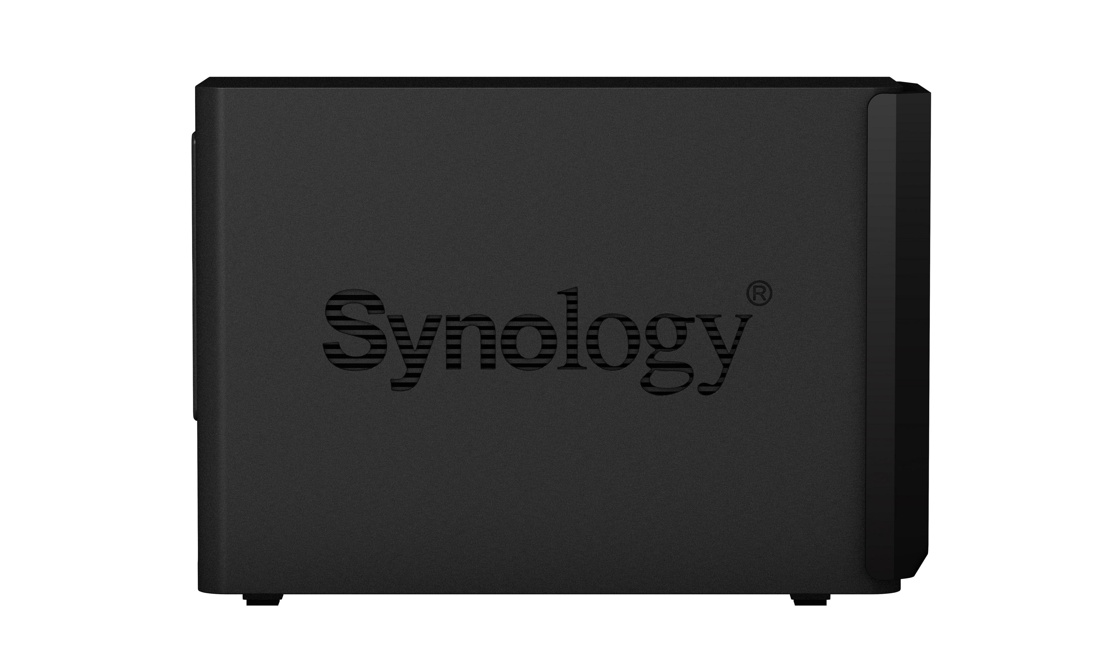 Schwarze Synology NAS-Vorderseite mit Logo. Weißer Hintergrund.