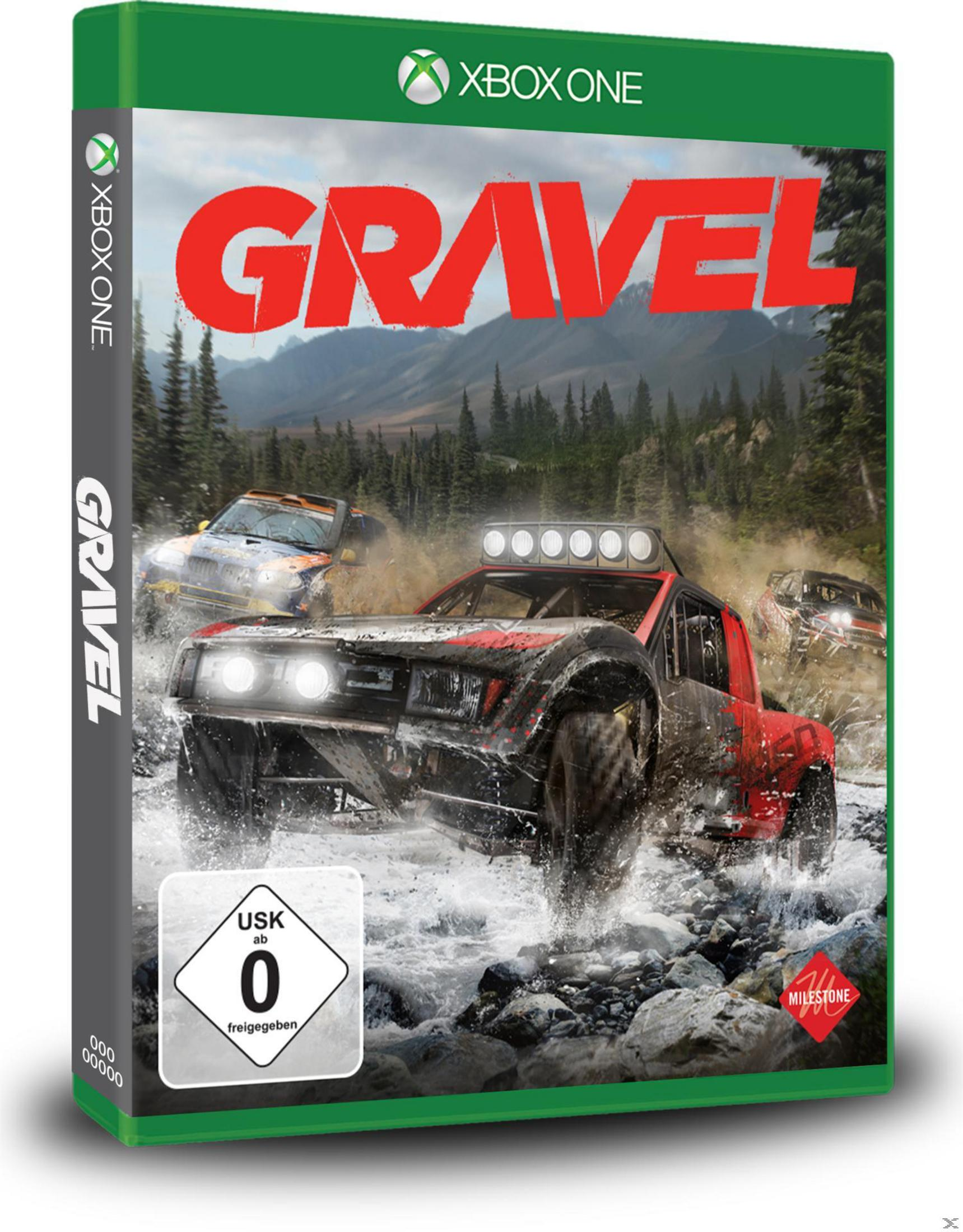 Gravel Xbox One Spielbox. Ein Auto rast durch Wasser, mit anderen Autos im Hintergrund.