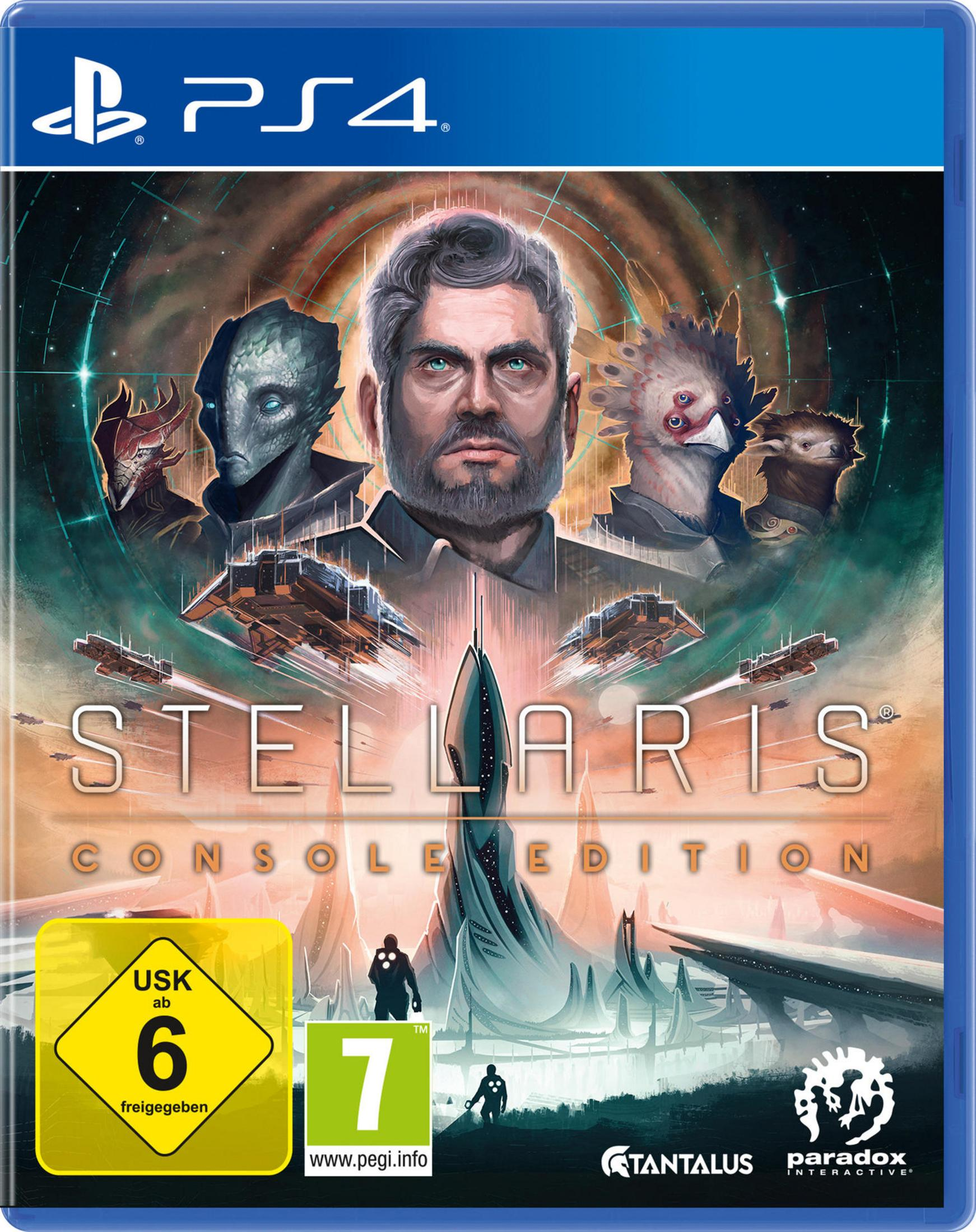 Pudełko z grą Stellaris: Console Edition. Zawiera twarz mężczyzny i postacie kosmitów, niebieskie tło.
