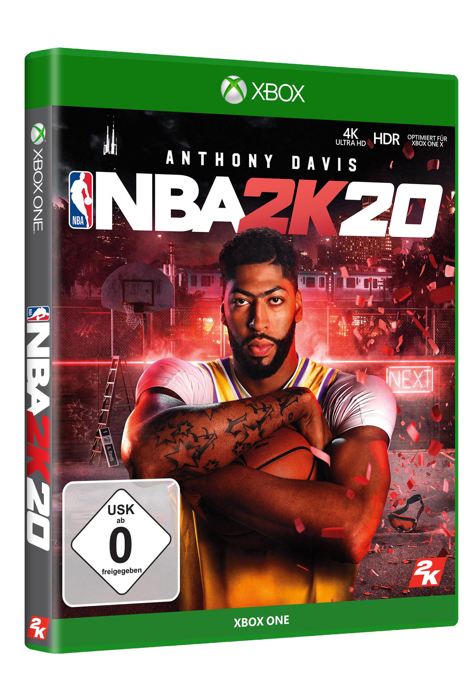 Scatola del gioco NBA 2K20. Presenta un giocatore di basket. La scatola è verde e nera. Lo sfondo è bianco.