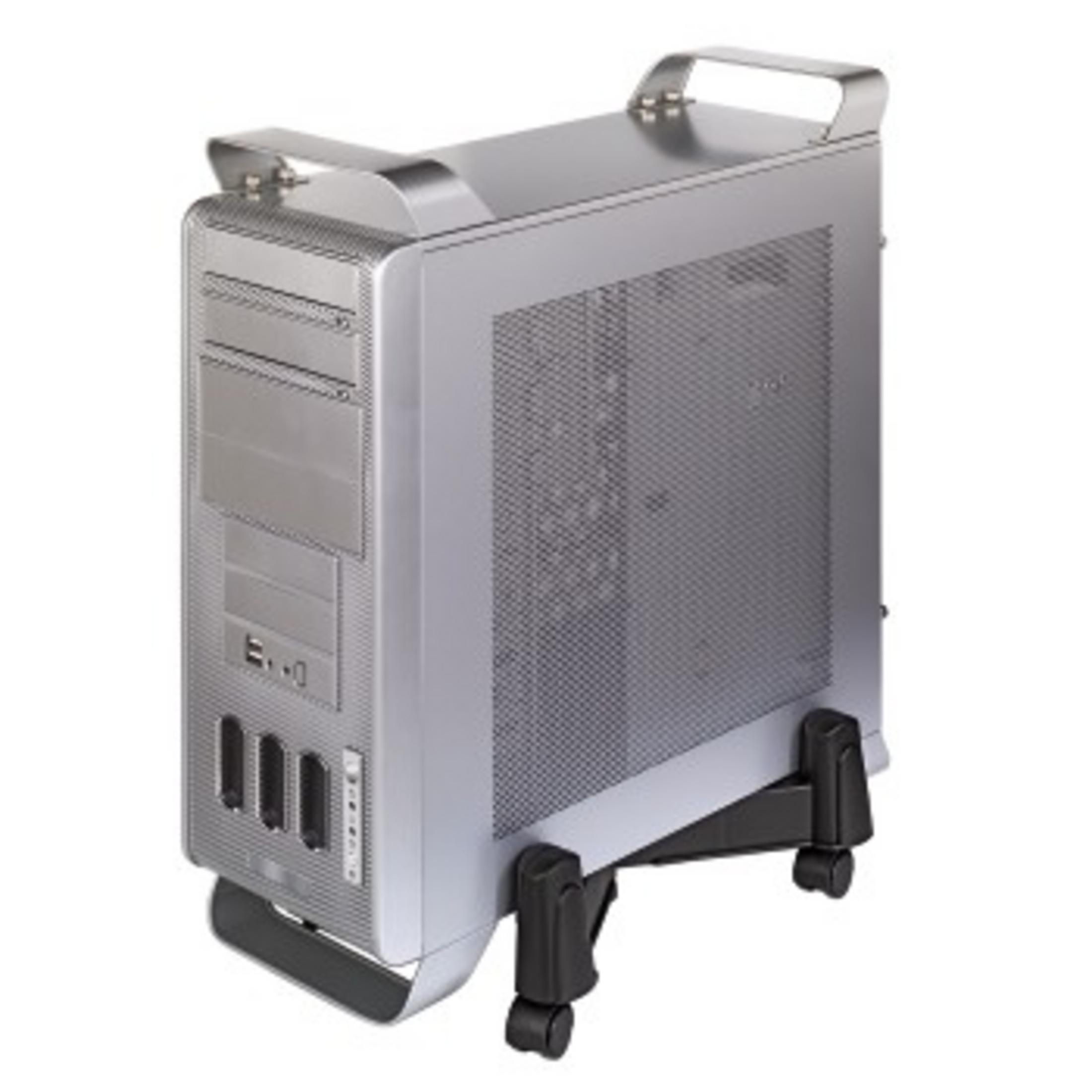 Srebrna wieża komputera na czarnym stojaku na kółkach, z widocznymi uchwytami i otworami wentylacyjnymi.