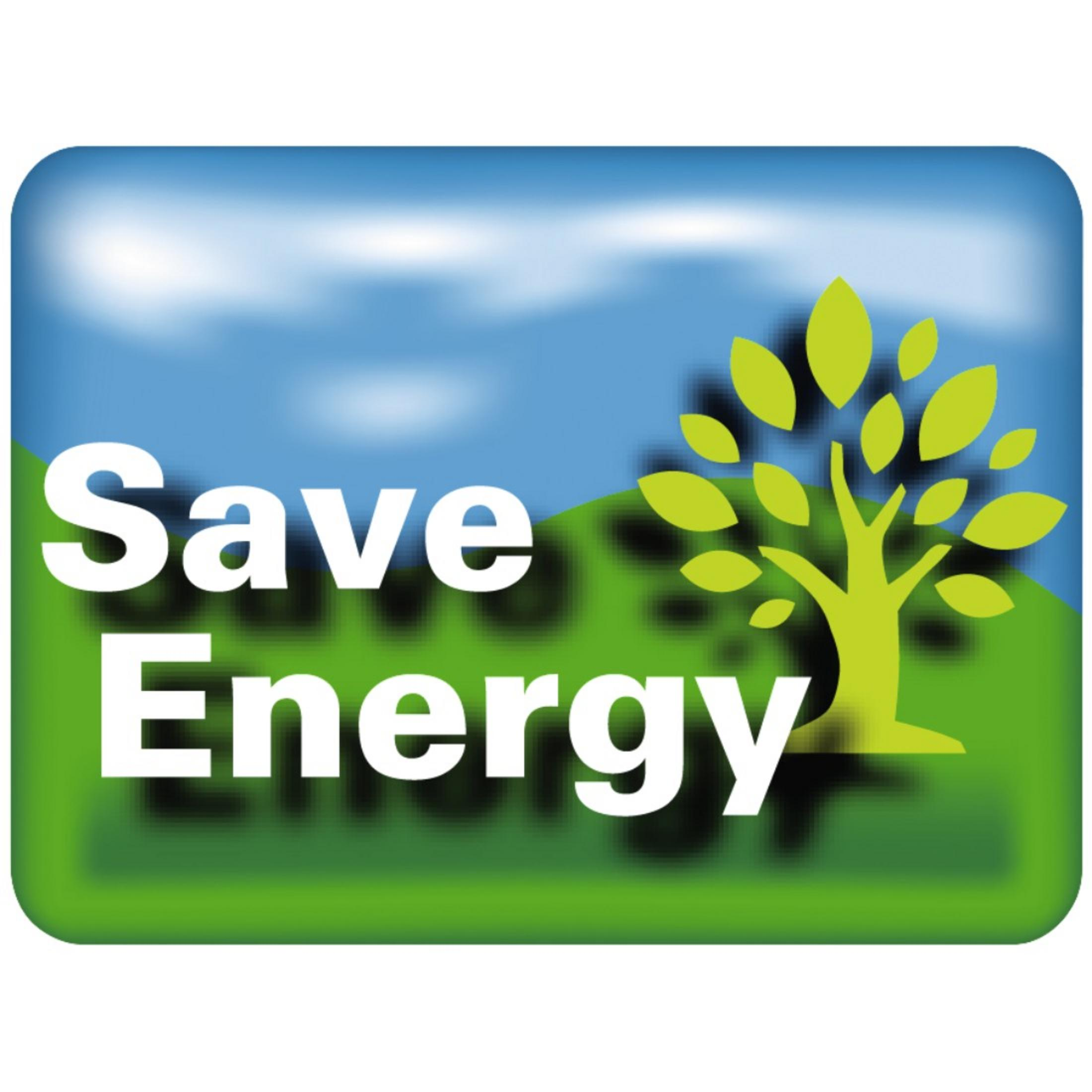 Ein grünes und blaues Save Energy-Logo mit einem Baum auf einer Wiese unter blauem Himmel.