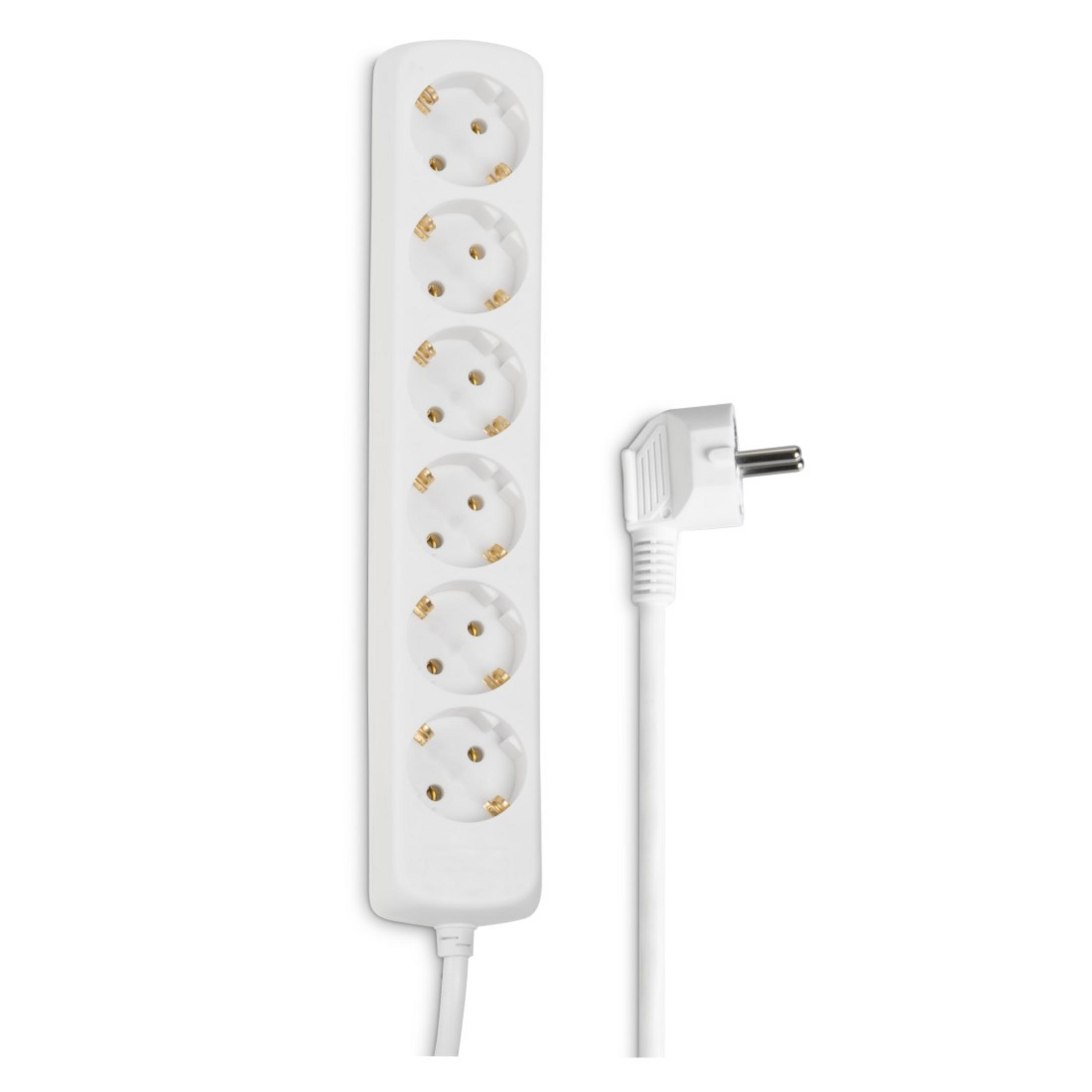 Weiße Steckdosenleiste mit sechs Steckdosen und einem Stecker, alles auf weißem Hintergrund.