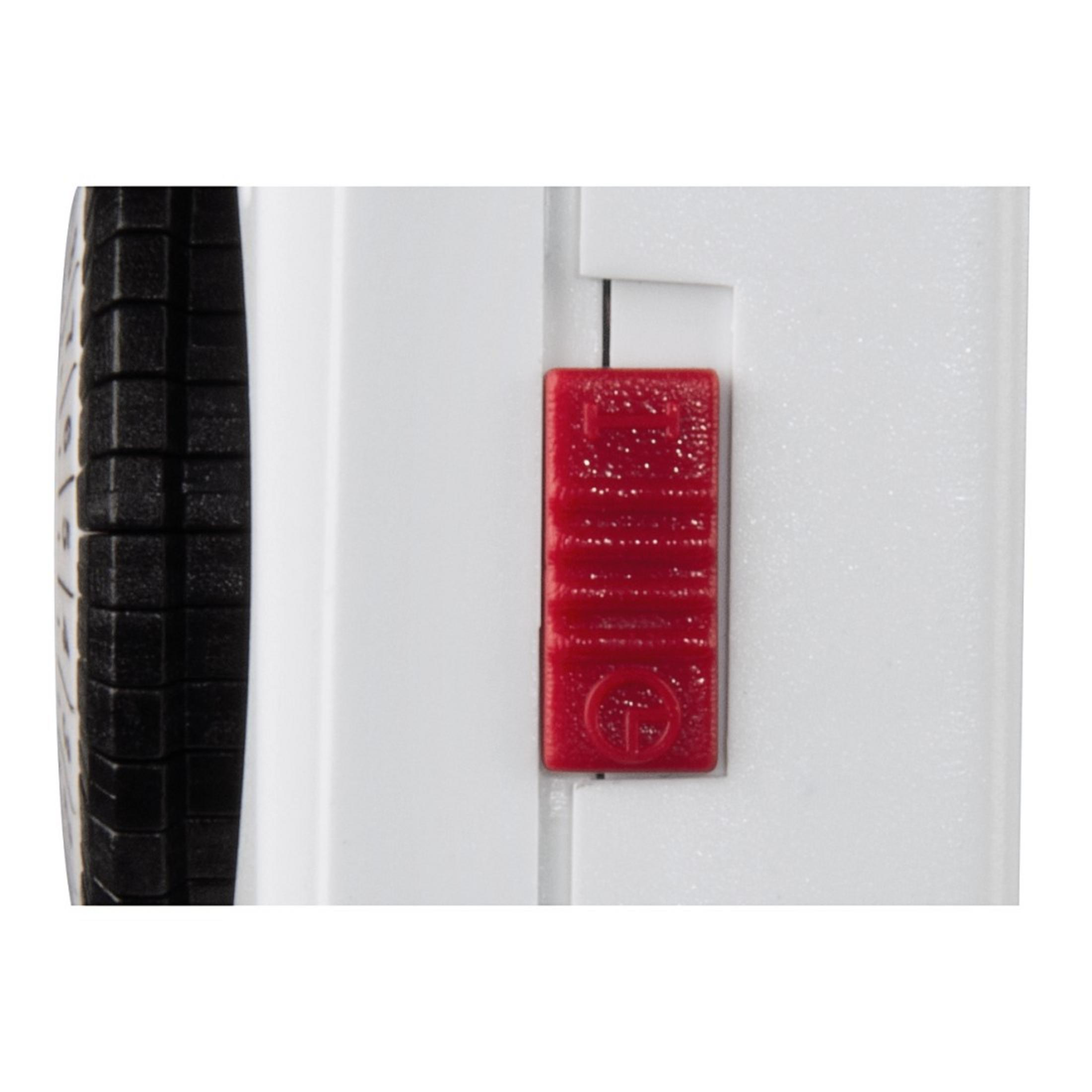 Ein roter, rechteckiger Knopf an einem weißen Gerät, mit einem kleinen Logo auf der Oberfläche.