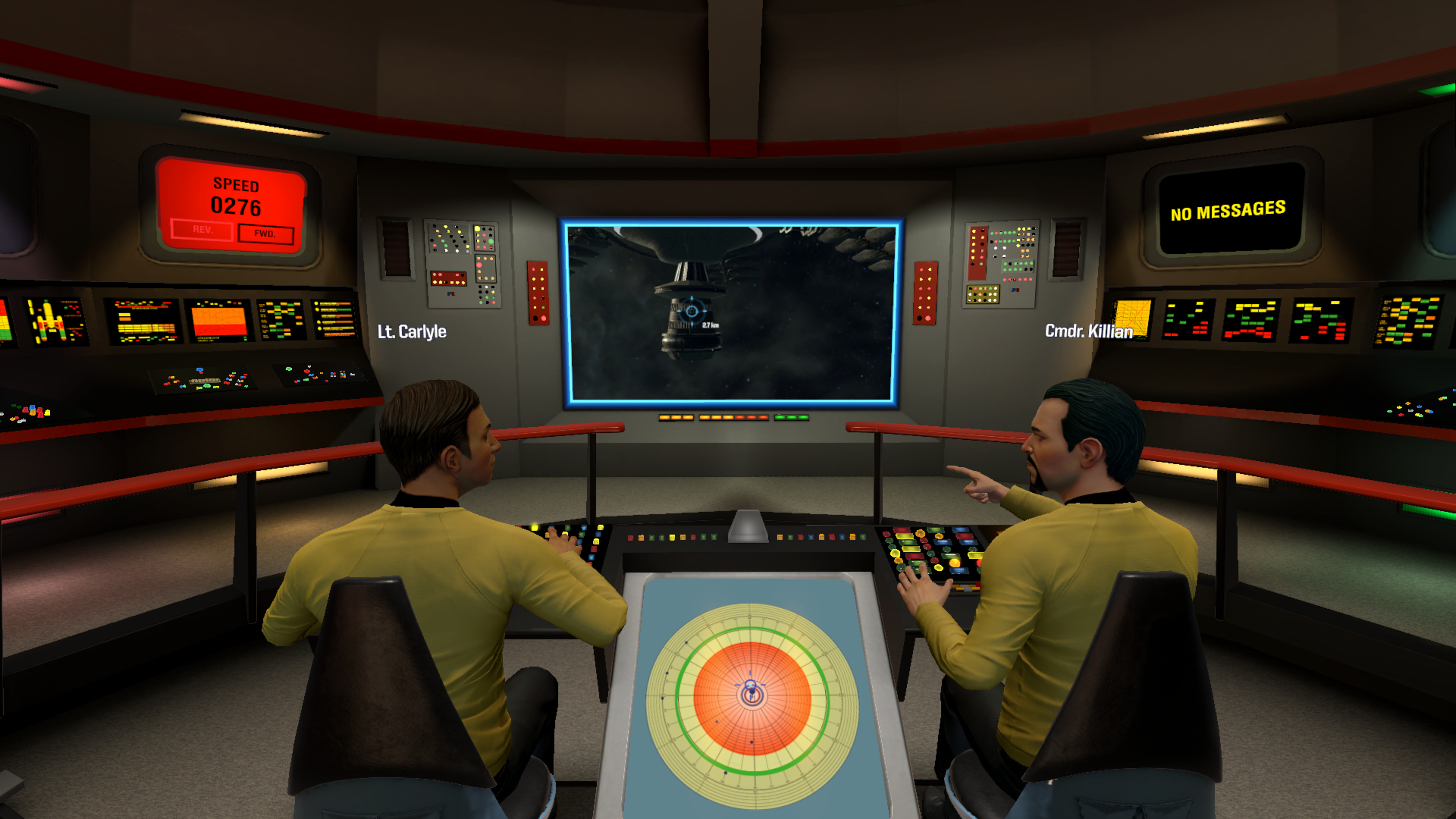 Zwei Männer in Star Trek-Uniformen in einem Kontrollraum, die auf einen Bildschirm schauen.