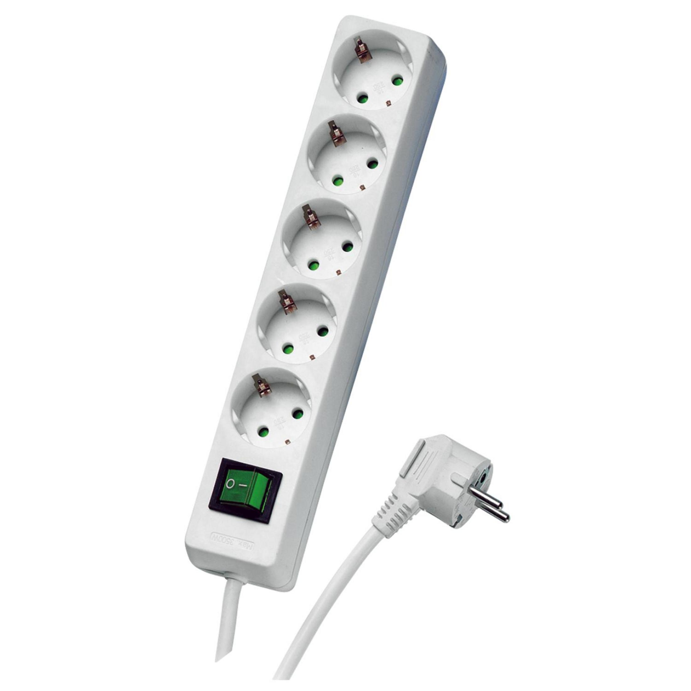 Weißes Verlängerungskabel mit 5 Steckdosen, grünem Schalter und losem Stecker. Weißer Hintergrund.