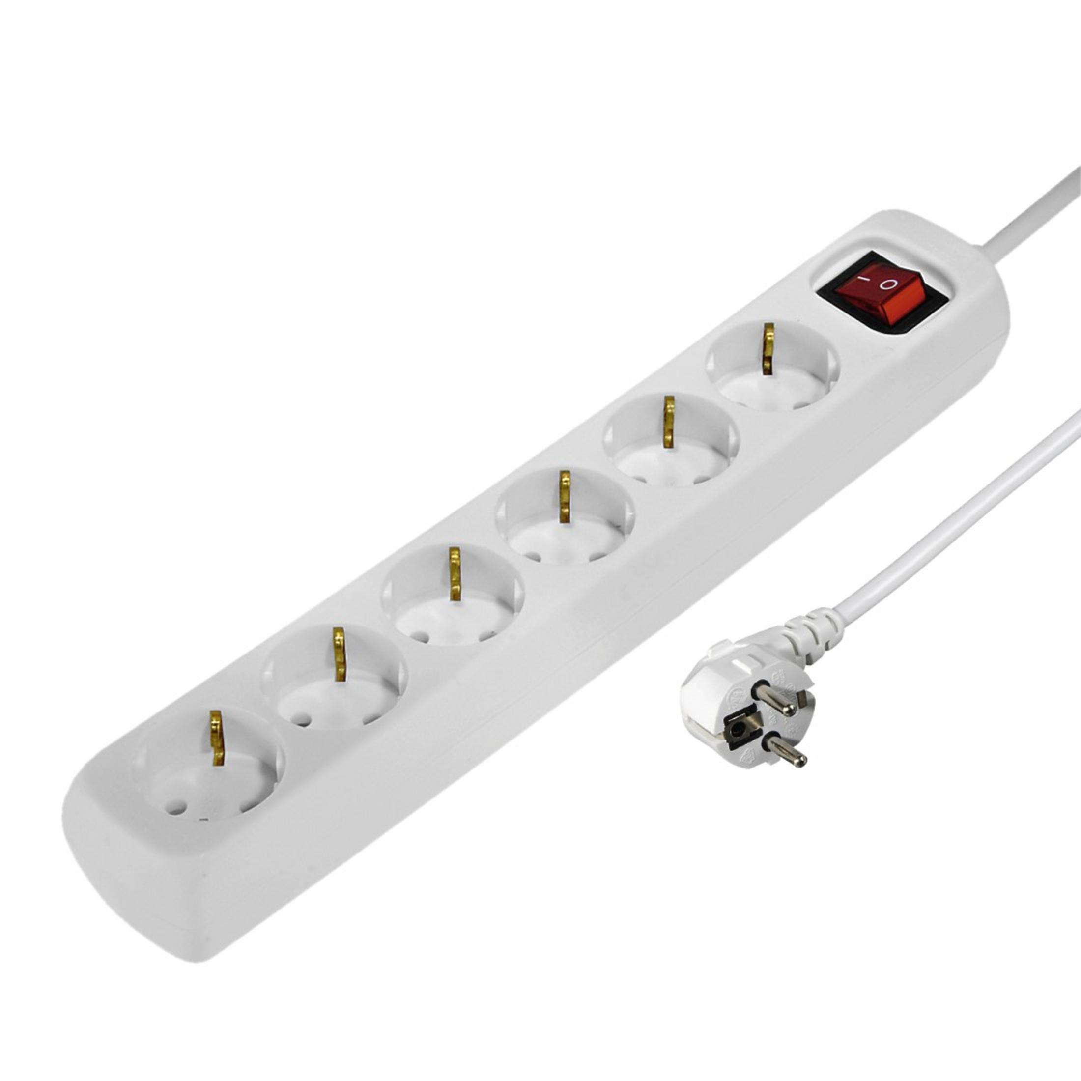 Weißes Verlängerungskabel mit fünf Steckdosen, einem roten Schalter und einem Stecker. Isoliert auf weißem Hintergrund.