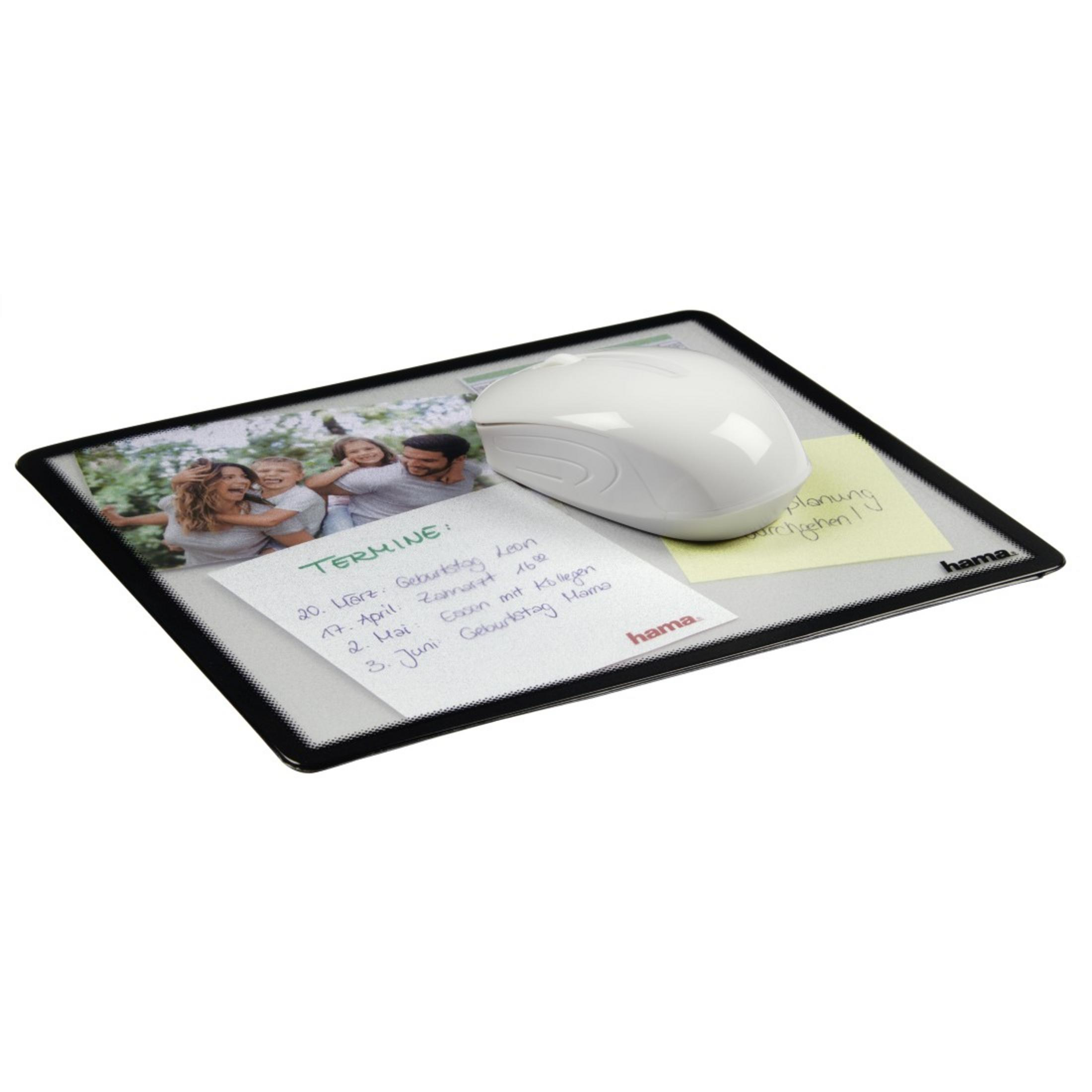 Mousepad mit Familienfoto, Maus und Haftnotizen.
