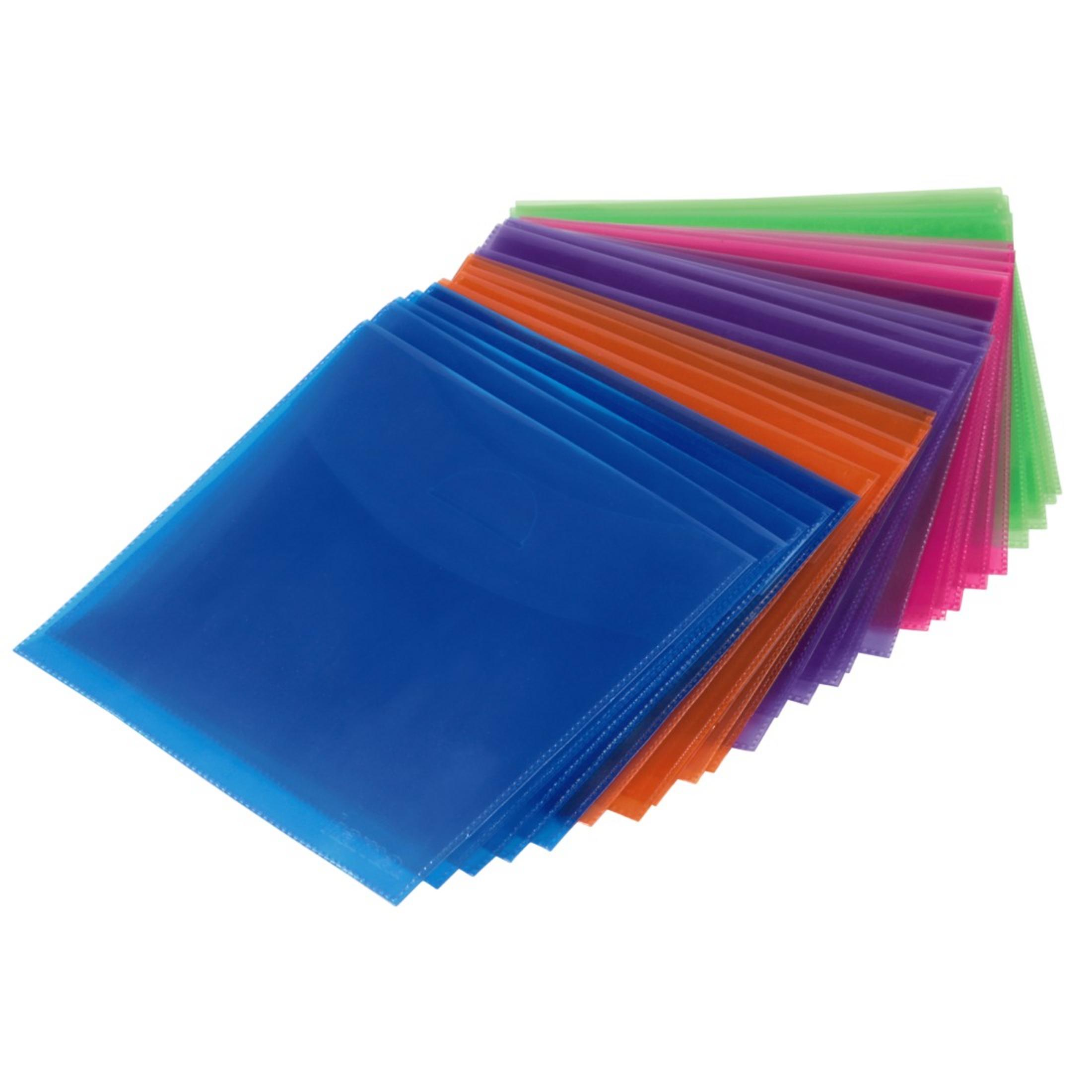 Une pile de chemises de classement en plastique colorées. Couleurs : bleu, orange, violet, rose, etc.