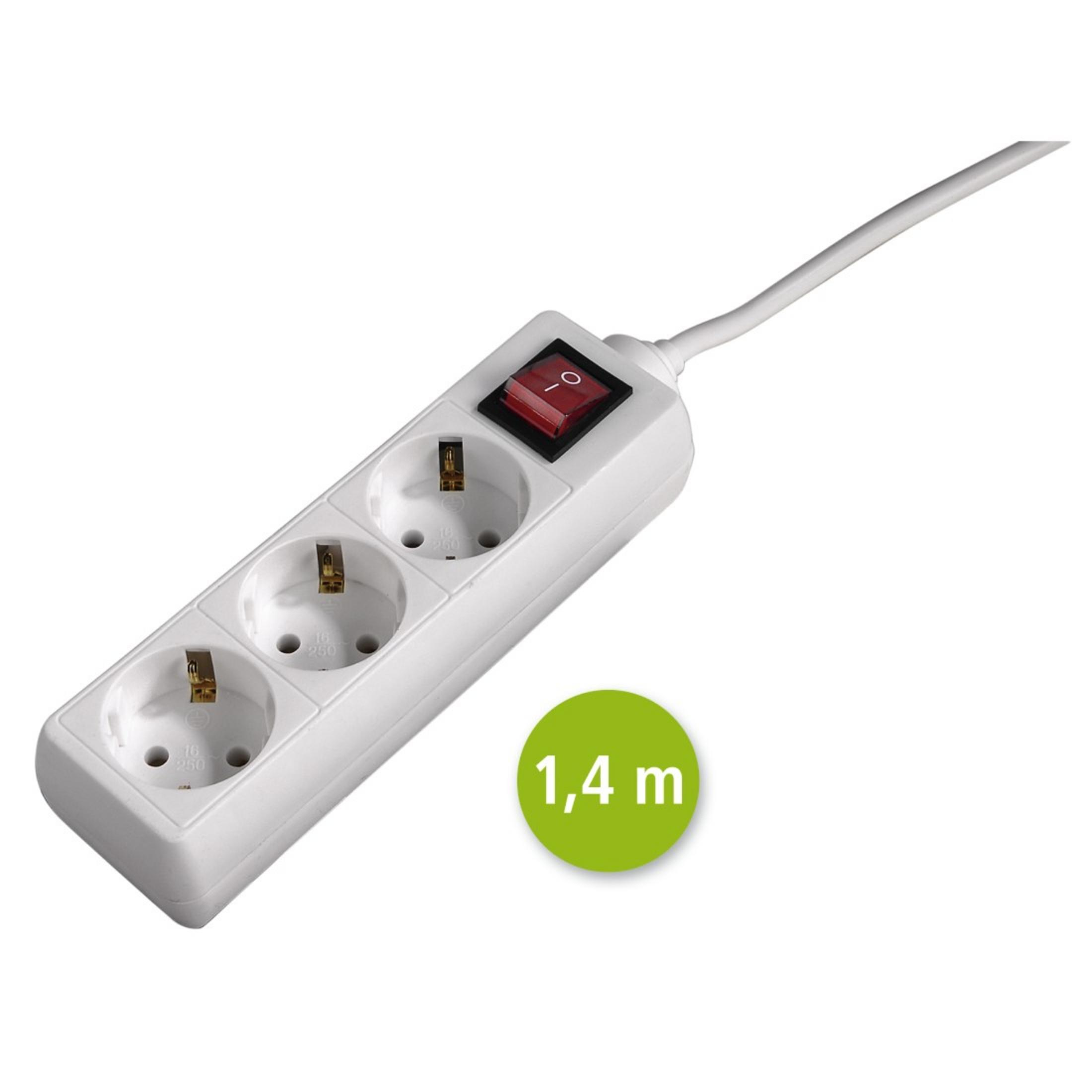 Weiße Steckerleiste mit drei Steckdosen, rotem Schalter, weißem Kabel und grünem Etikett.