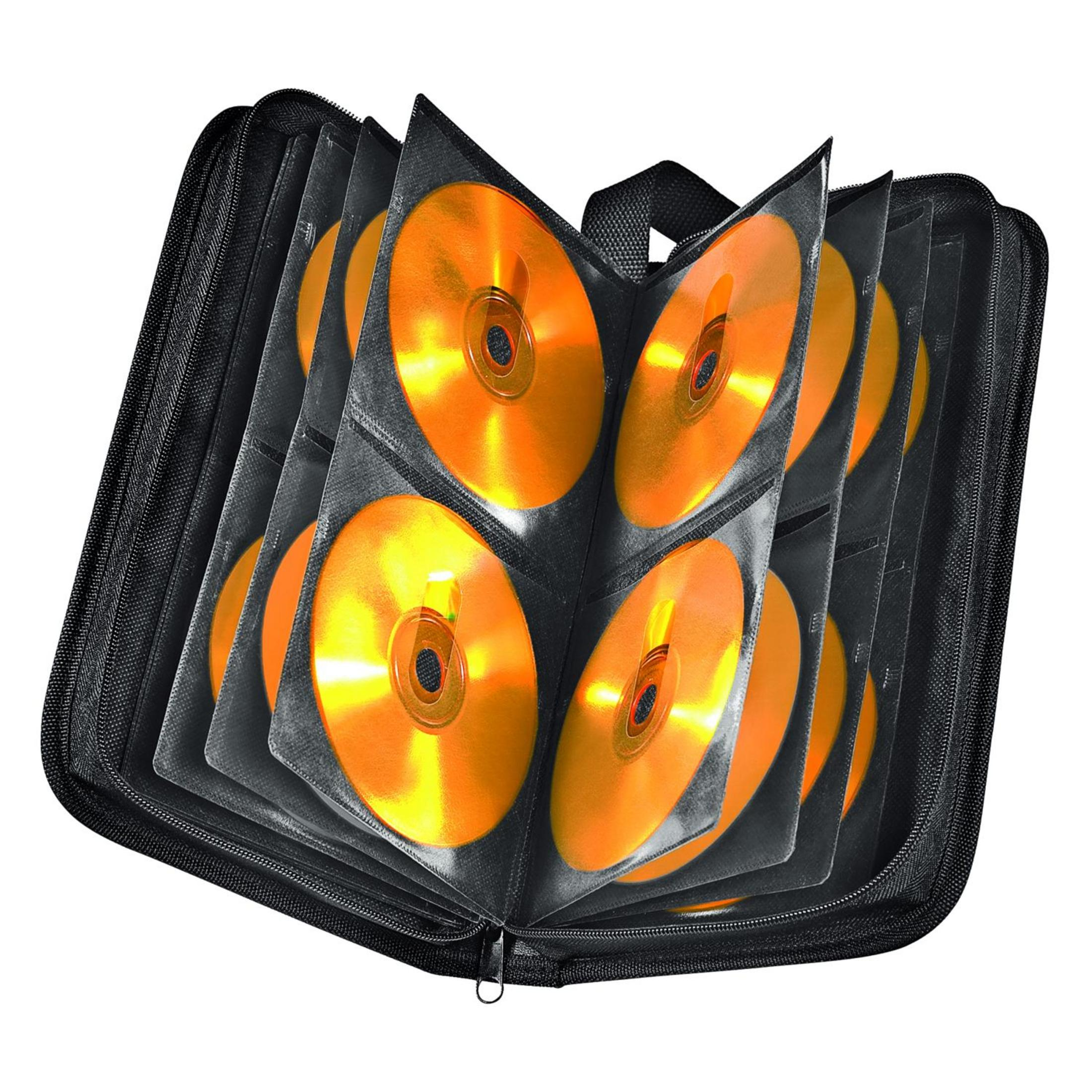 Otwarty czarny portfel na płyty CD, wypełniony pomarańczowymi płytami. Portfel na białym tle.