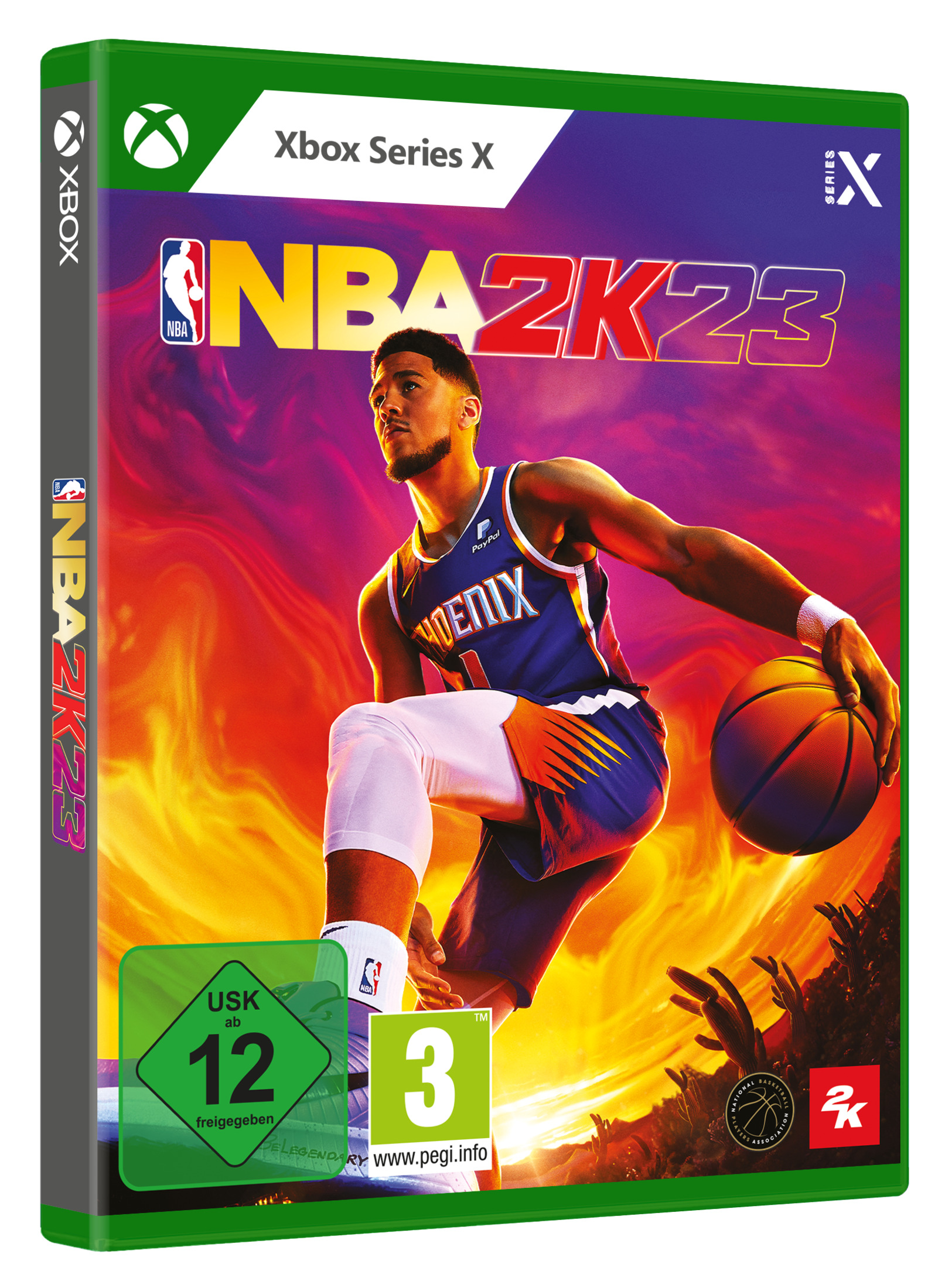 Xbox-Spielhülle. Ein Basketballspieler in Aktion, der Spieltitel ist NBA 2K23. Feuerartiger Hintergrund.