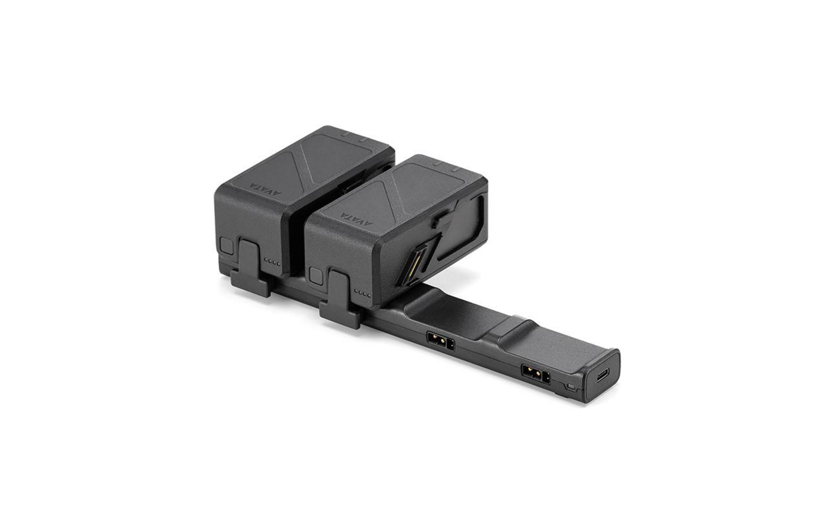 Czarne baterie do drona i stacja ładująca na białym tle.