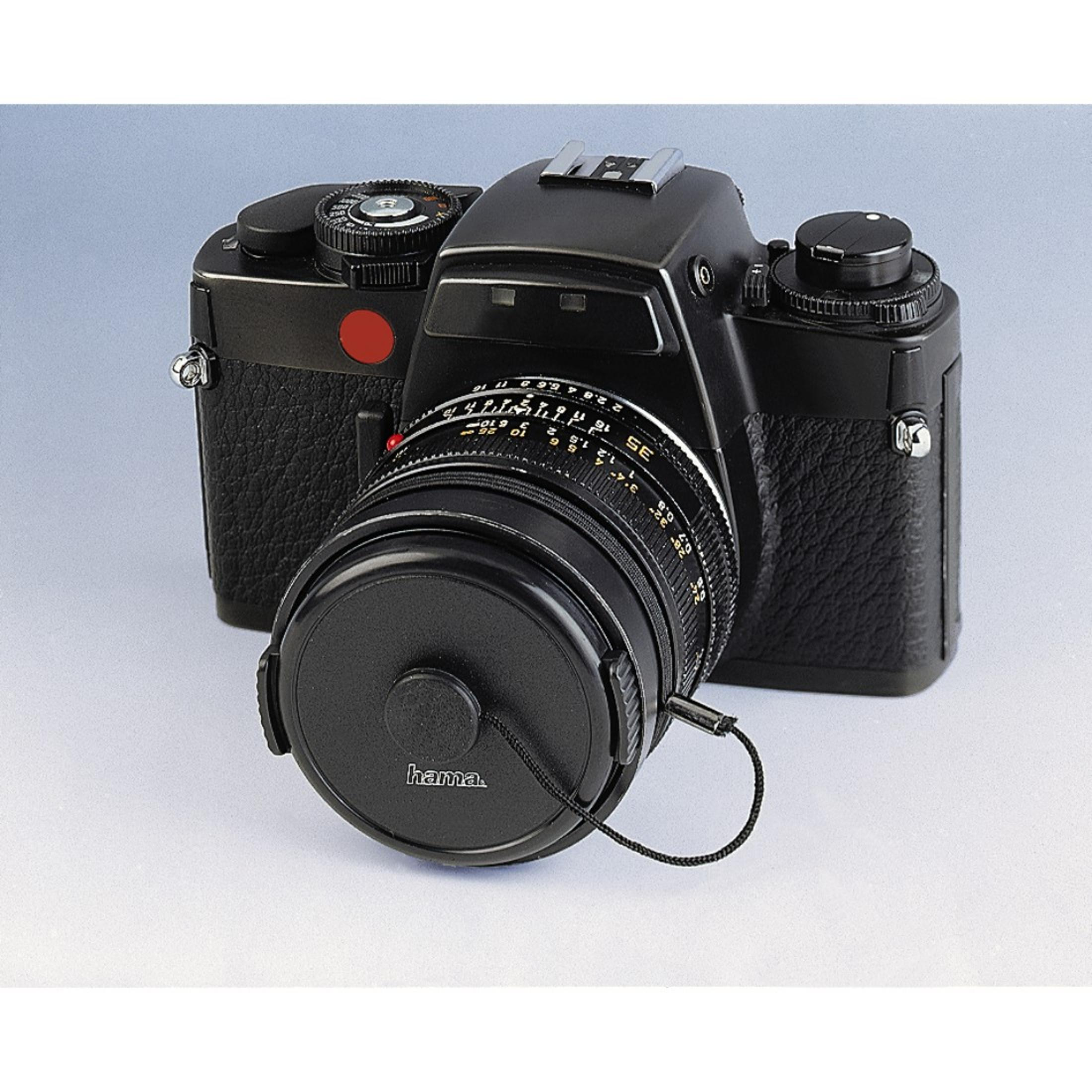 Fotocamera nera con copriobiettivo. Il logo Hama è visibile sul copriobiettivo.