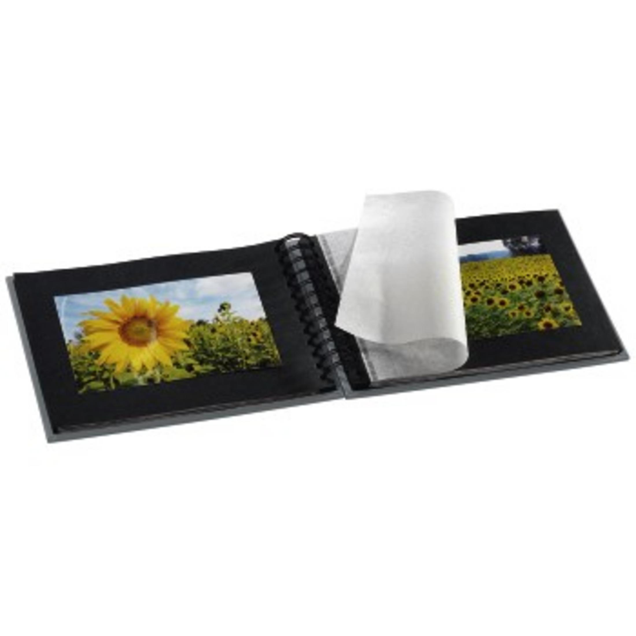 Otwarty album fotograficzny ze zdjęciami słoneczników. Białe strony, czarna obwódka.