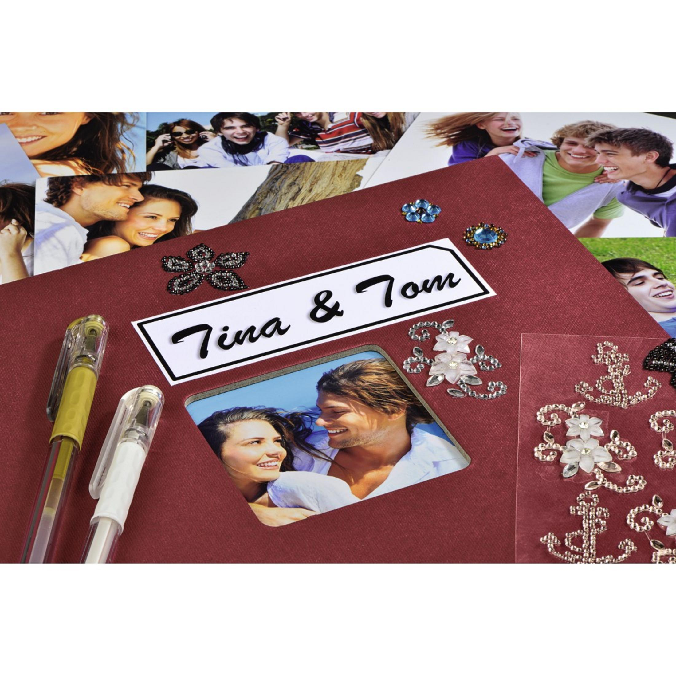 Album fotograficzny ze zdjęciami, długopisami i dekoracjami. Tekst: Tina & Tom.