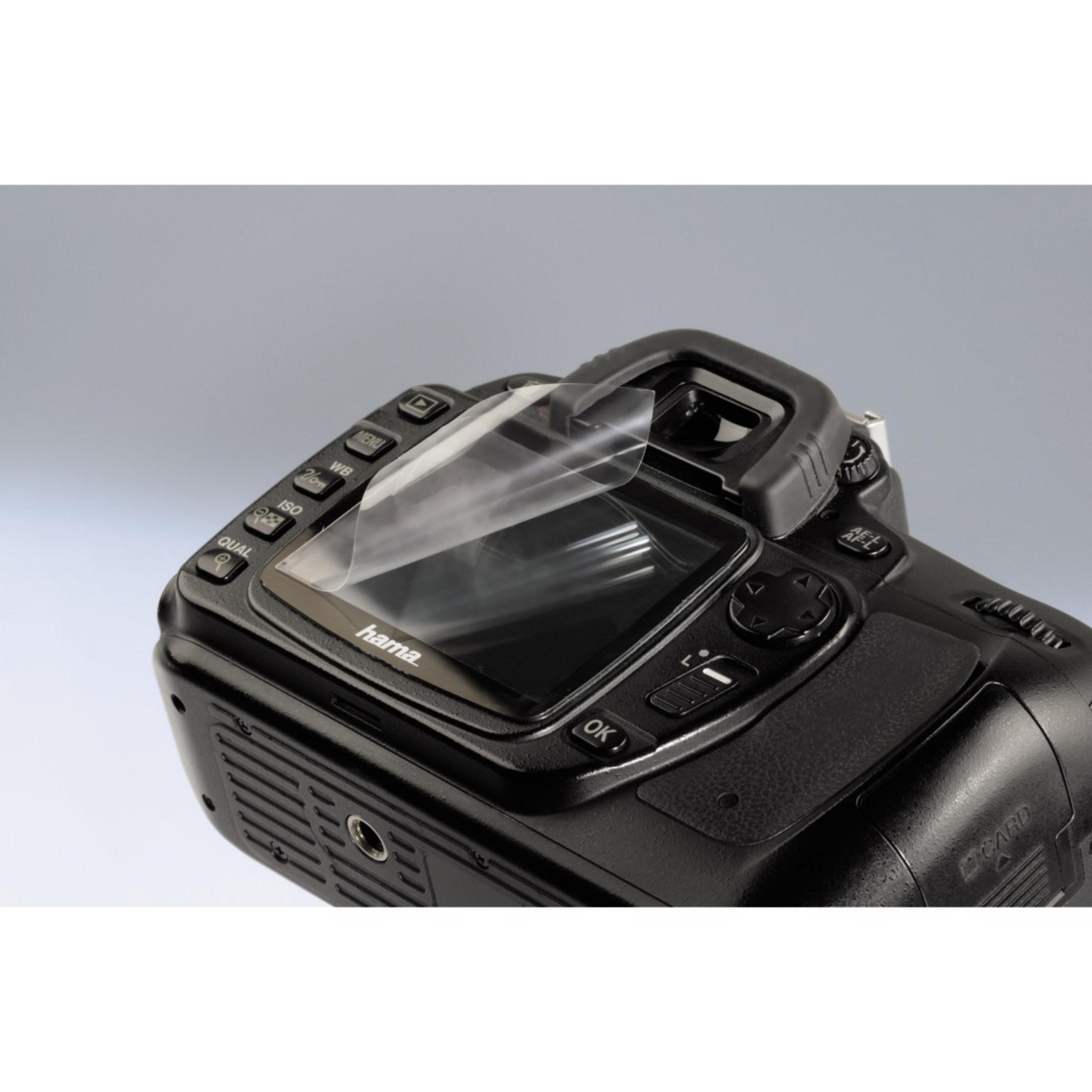 Una protezione per lo schermo trasparente viene applicata allo schermo LCD di una fotocamera reflex digitale Hama nera, mostrando la sua vestibilità protettiva.