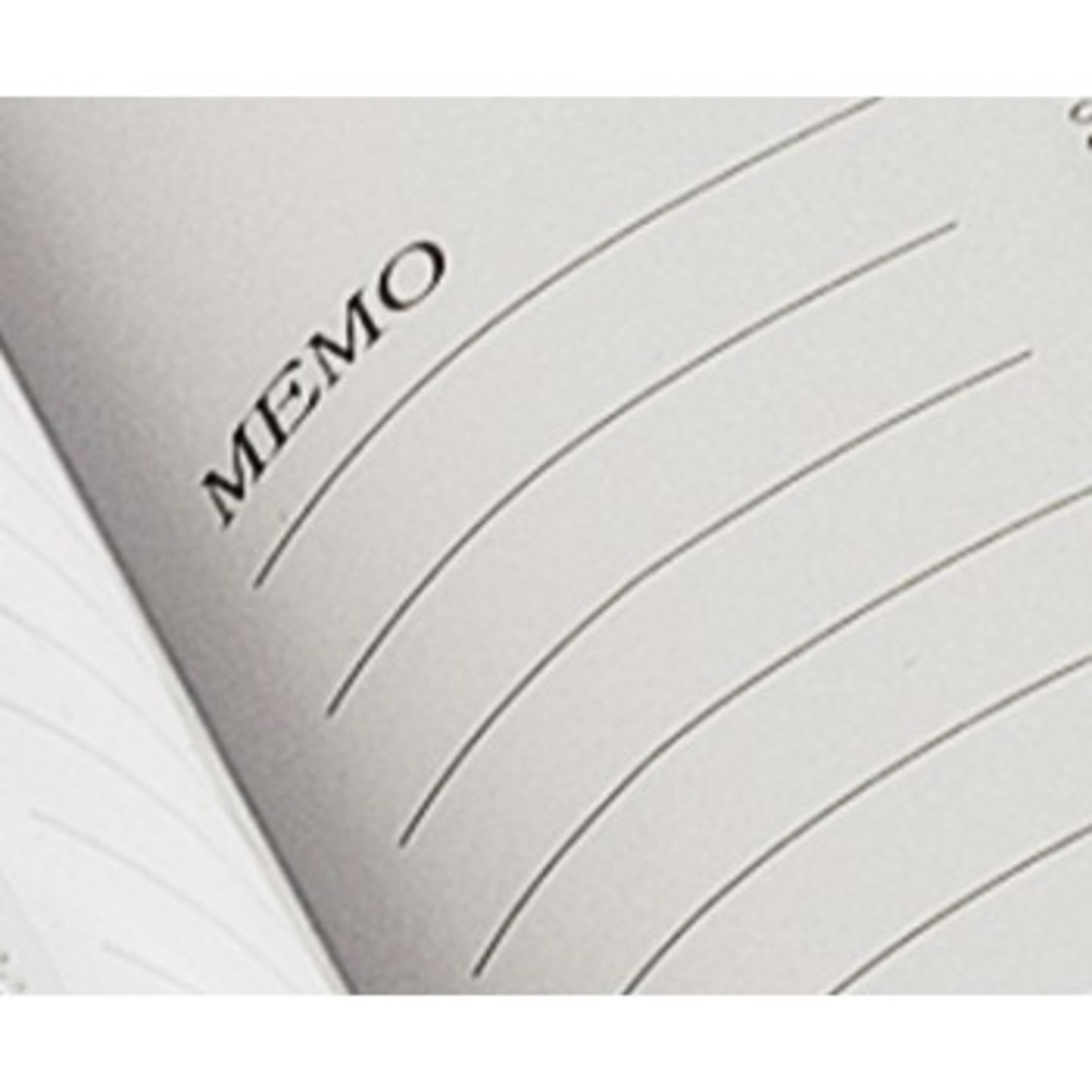 Primer plano de una página de cuaderno con la palabra 'MEMO' y páginas rayadas.