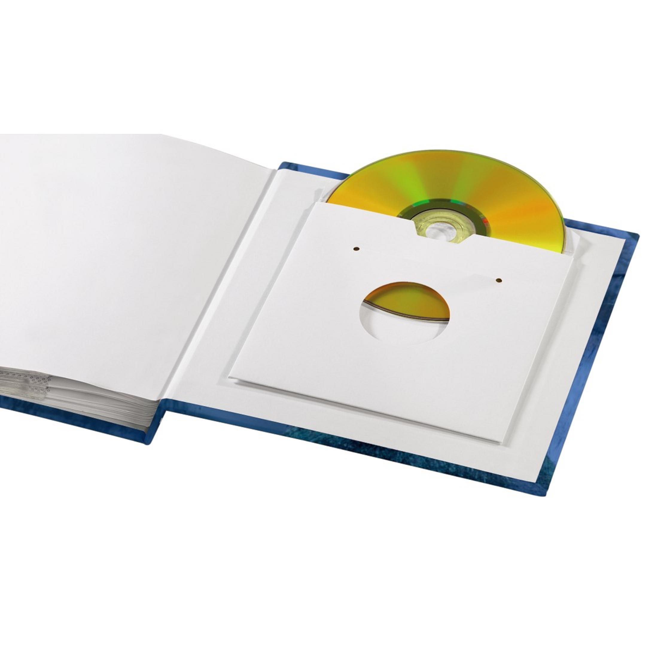 Un libro abierto con un CD en una funda de papel blanco.