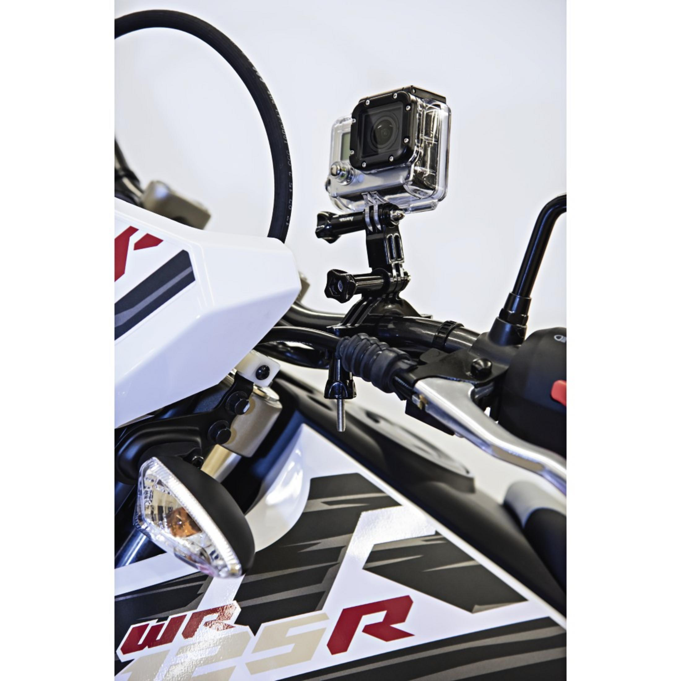 Cámara GoPro montada en el manillar de una moto, con detalles en blanco y negro.