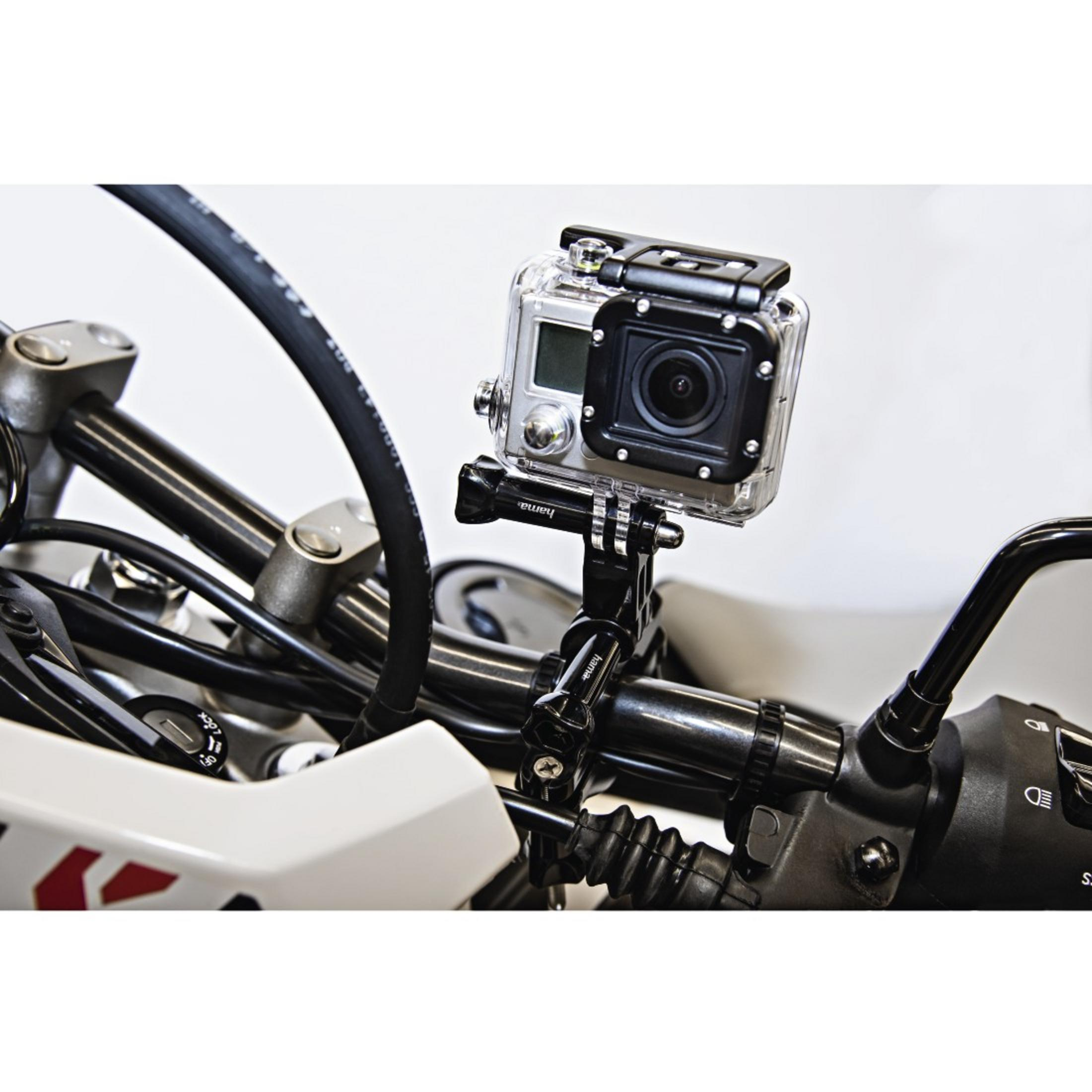 Cámara GoPro montada en el manillar de una motocicleta. La cámara está en una carcasa protectora.