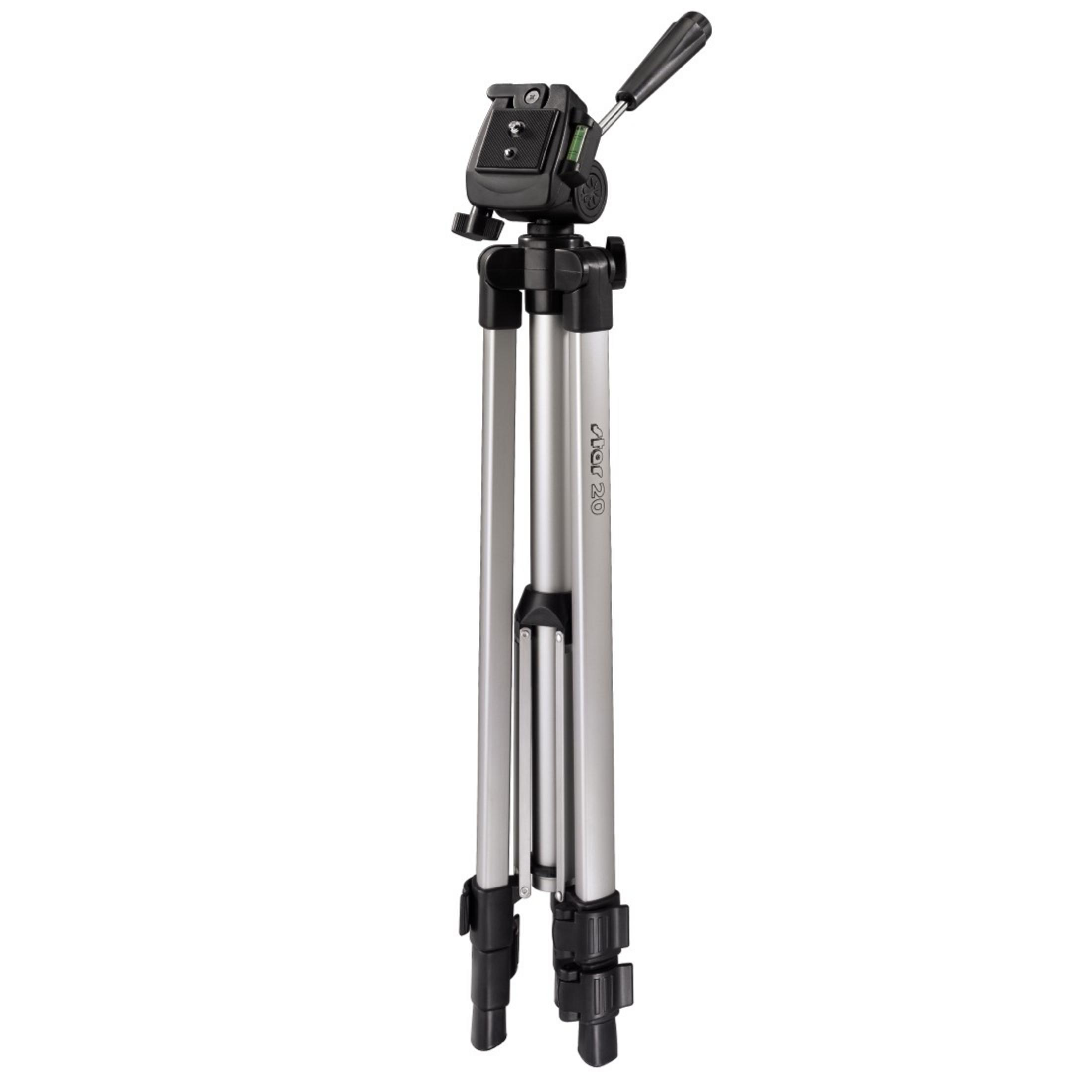 Srebrny i czarny statyw, trzy nogi, głowica z płytą montażową, czarny uchwyt, białe tło.