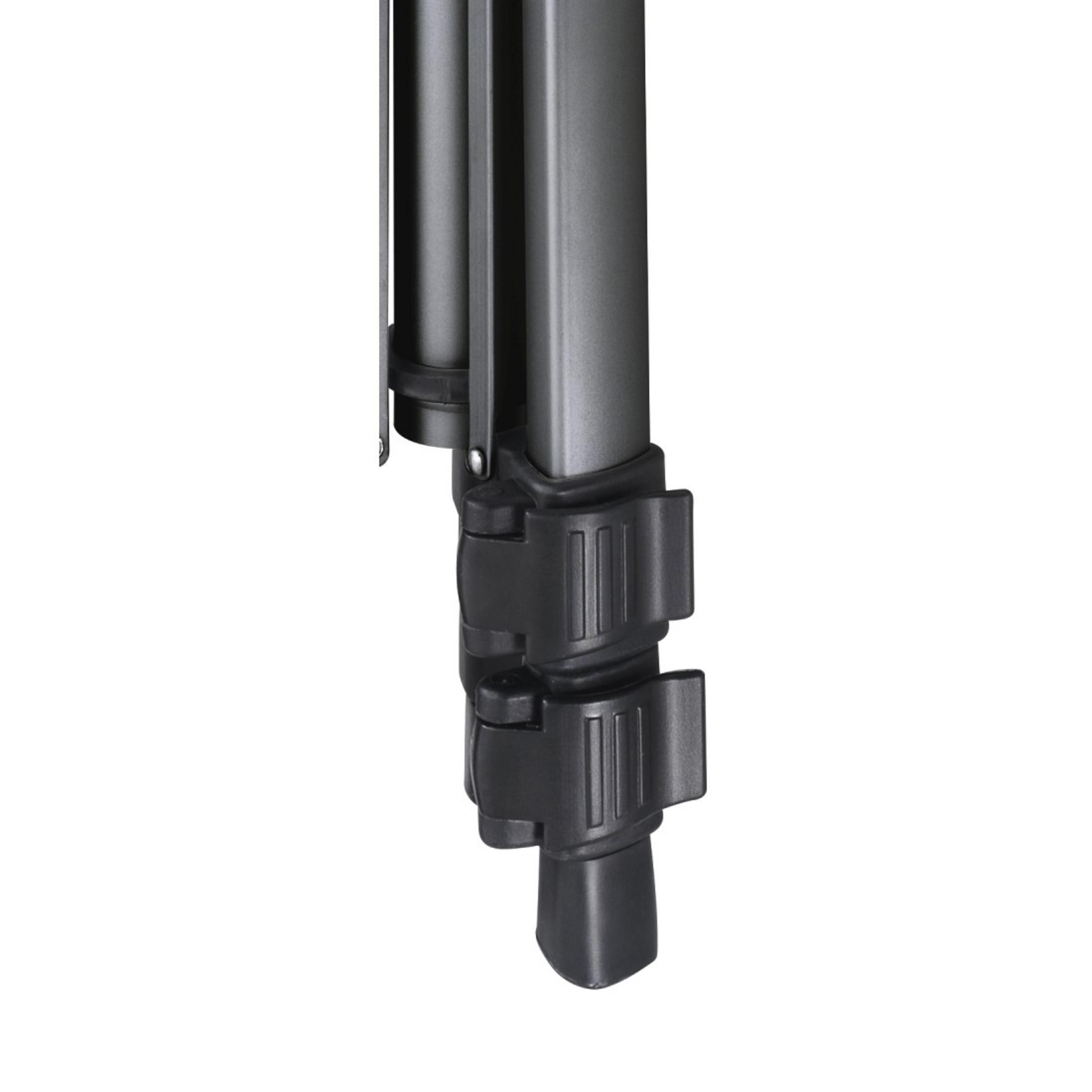 Zbliżenie czarnej nogi statywu, pokazujące blokady nóg i stopę.