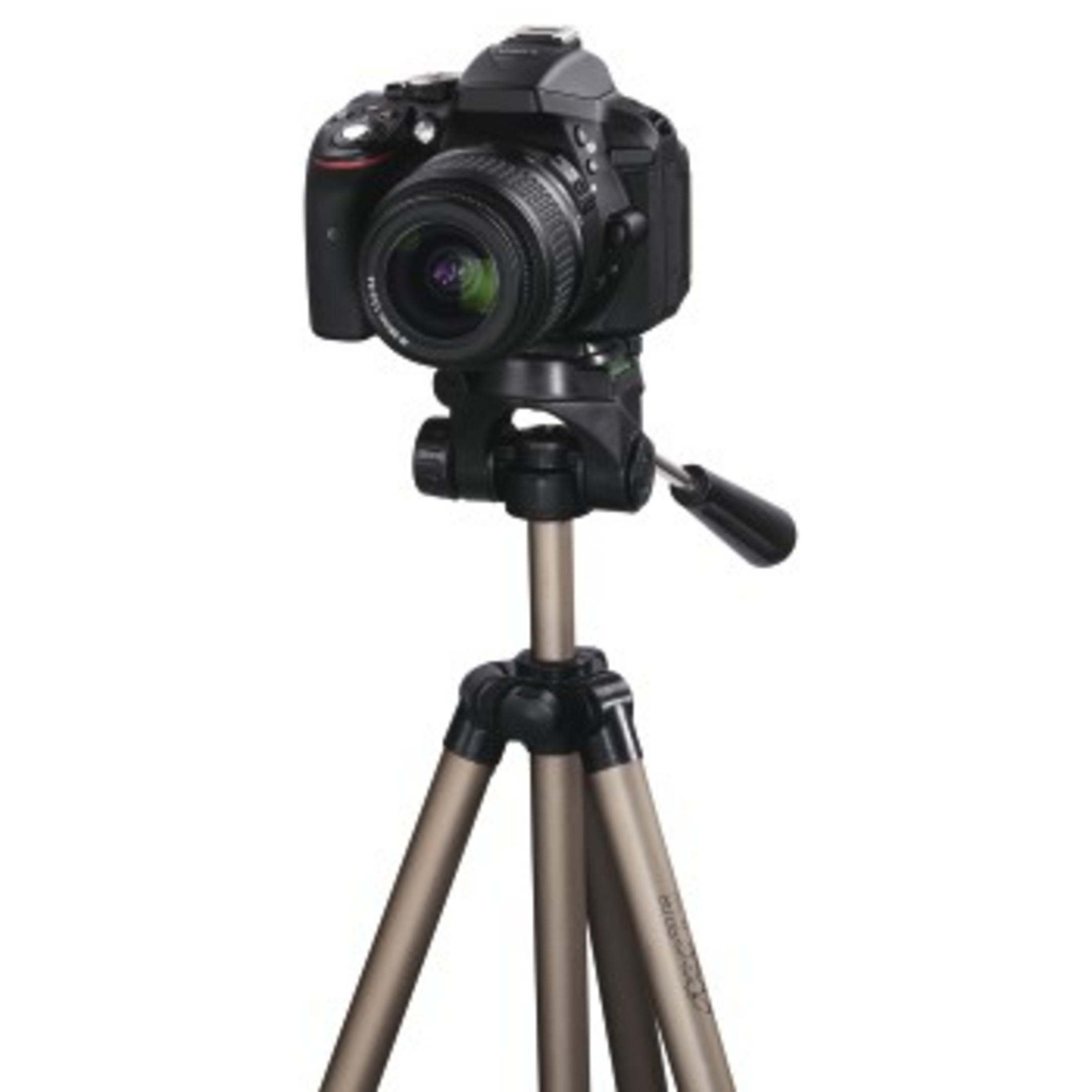 Schwarze DSLR-Kamera auf einem Stativ, vor weißem Hintergrund.
