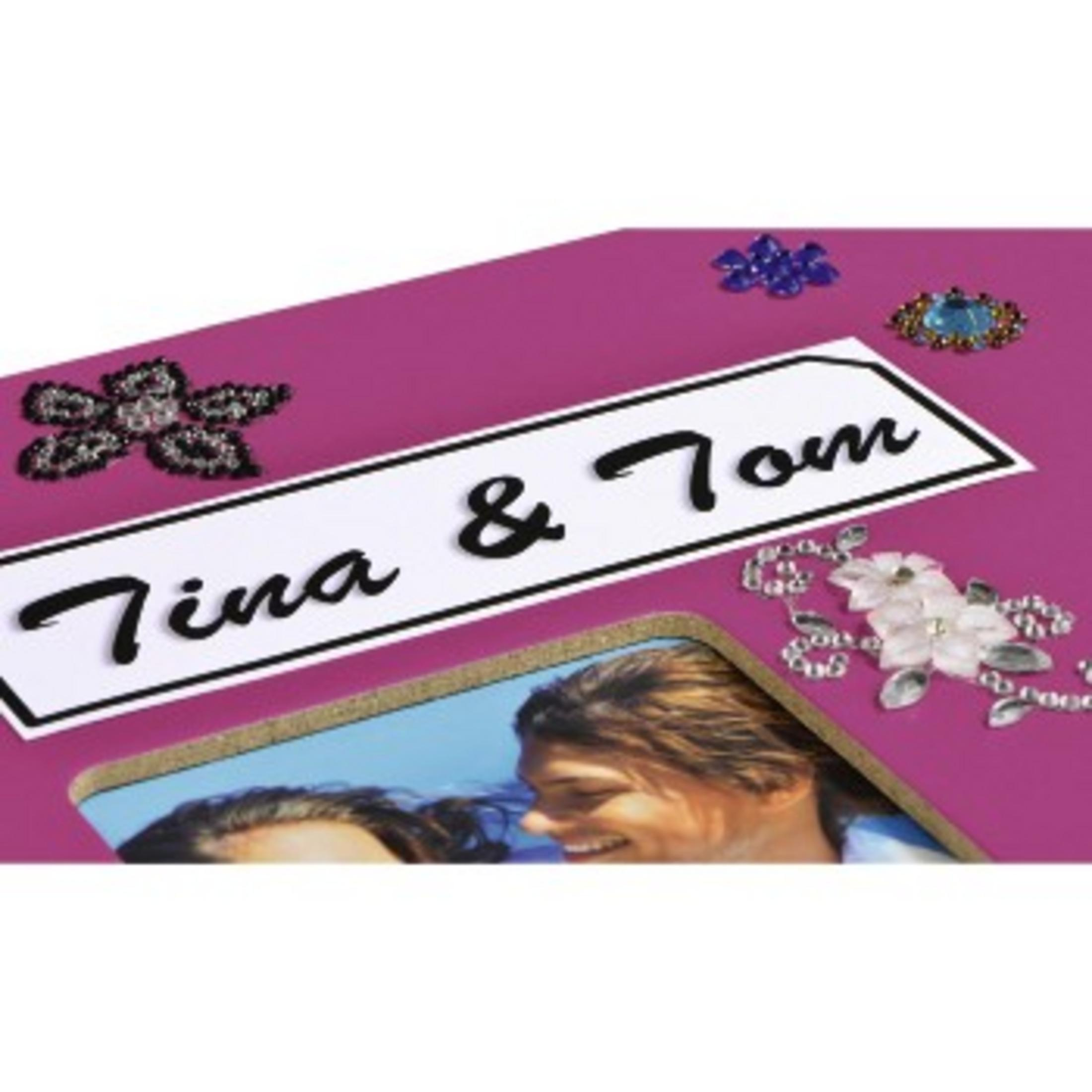 Różowa strona albumu z zdjęciem i tekstem 'Tina & Tom', ozdobiona kamieniami szlachetnymi.