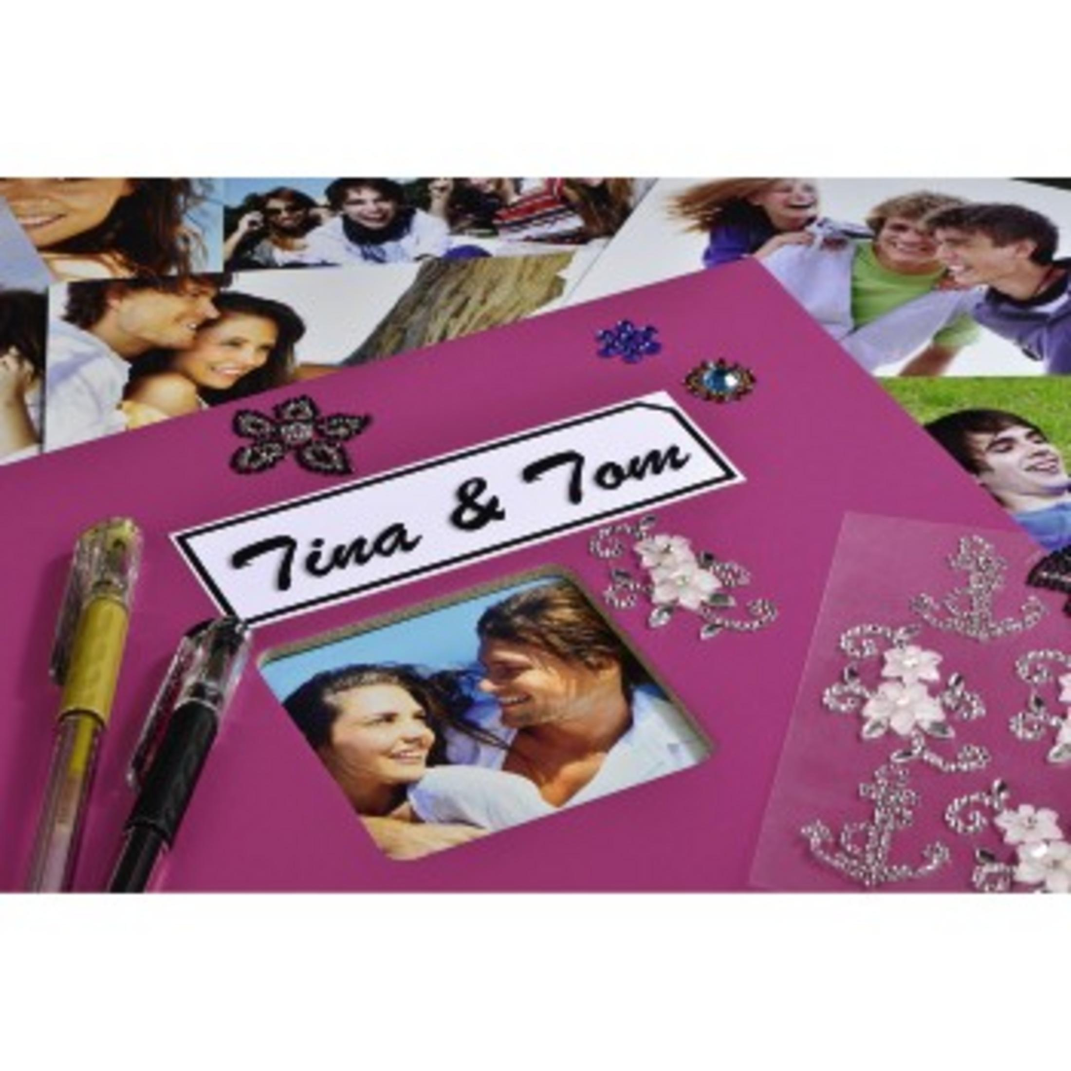 Różowy album z wycinkami ze zdjęciami pary, długopisami i ozdobnymi naklejkami.