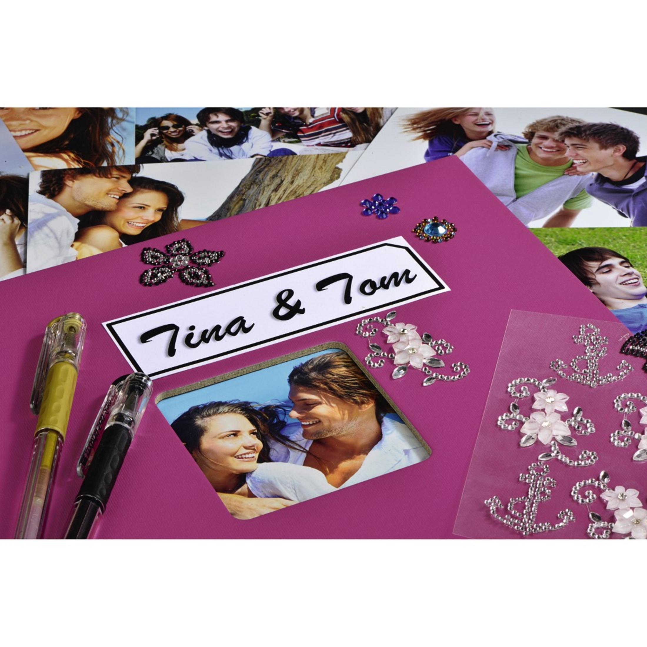 Strona albumu z zdjęciami, długopisami i ozdobnymi naklejkami. Tytuł to 'Tina & Tom'.