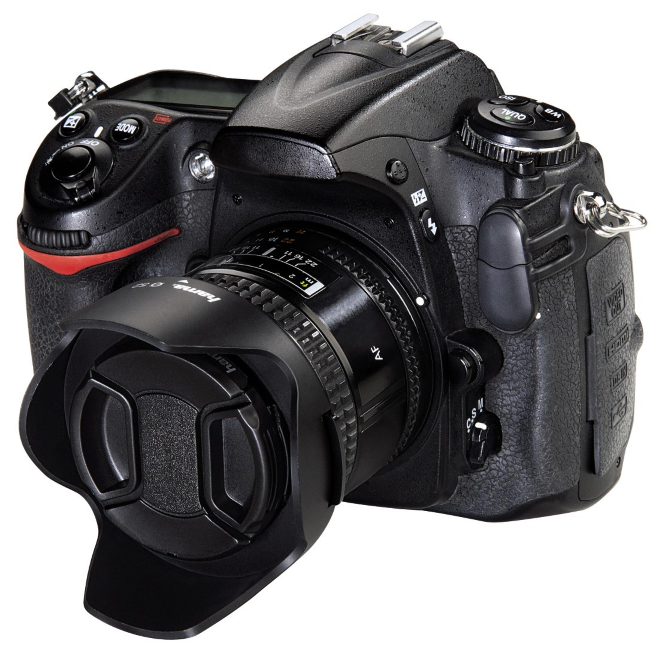 Schwarze DSLR-Kamera mit Objektiv, auf weißem Hintergrund.