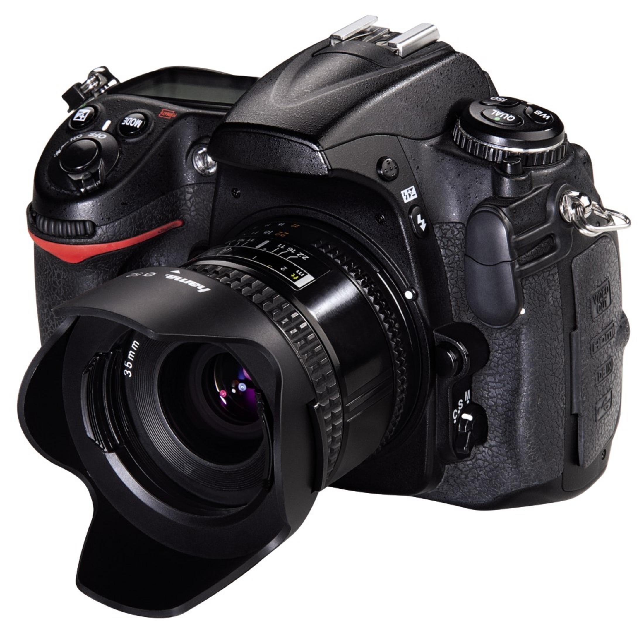Schwarze DSLR-Kamera mit aufgesetztem Objektiv. Die Kamera ist schwarz, das Objektiv ebenfalls.