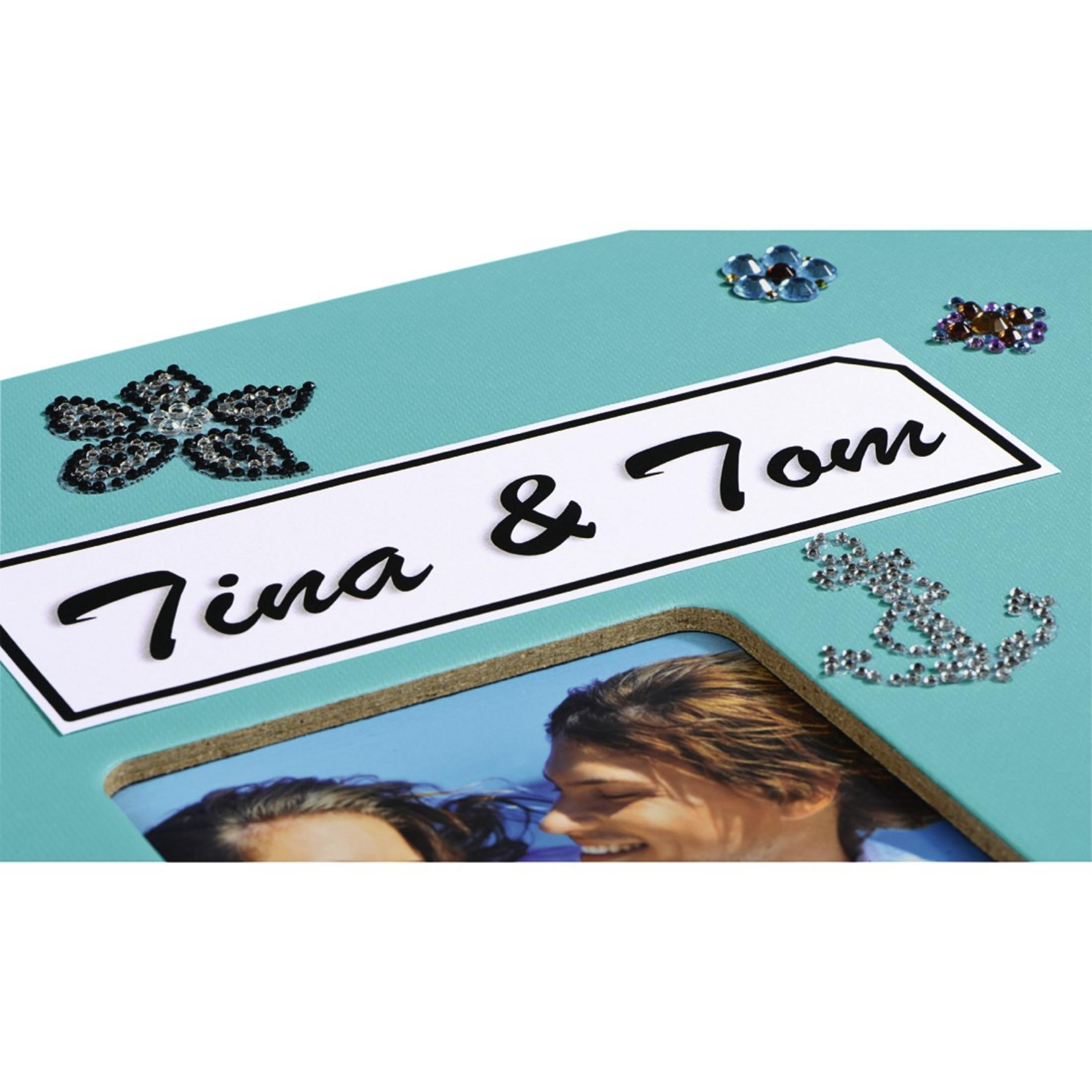 Marco de fotos con 'Tina & Tom' y gemas decorativas.