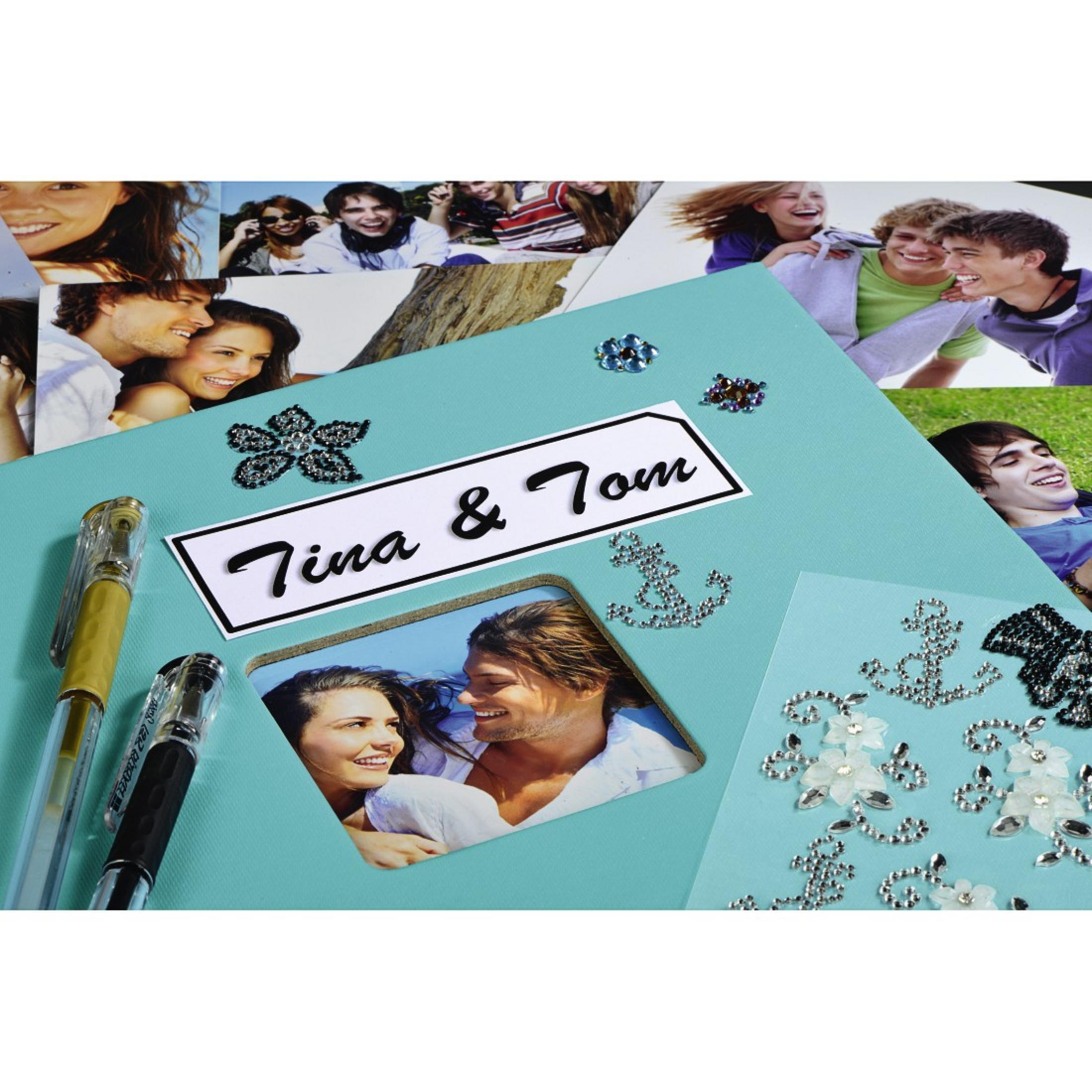Álbum de fotos con fotos de personas, los nombres Tina & Tom y elementos decorativos.