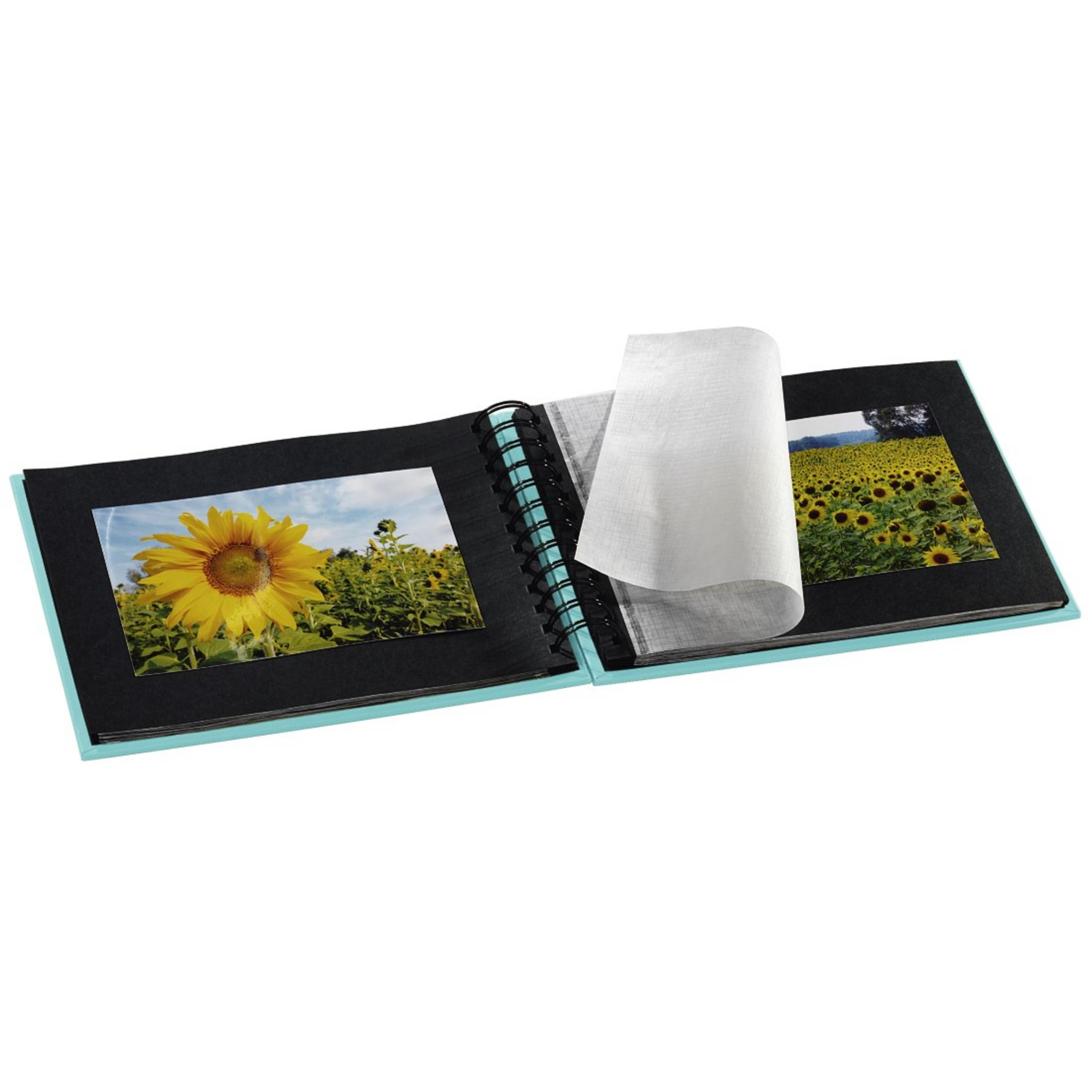 Álbum de fotos abierto con dos páginas. Foto de girasol a la izquierda y campo de girasoles a la derecha.