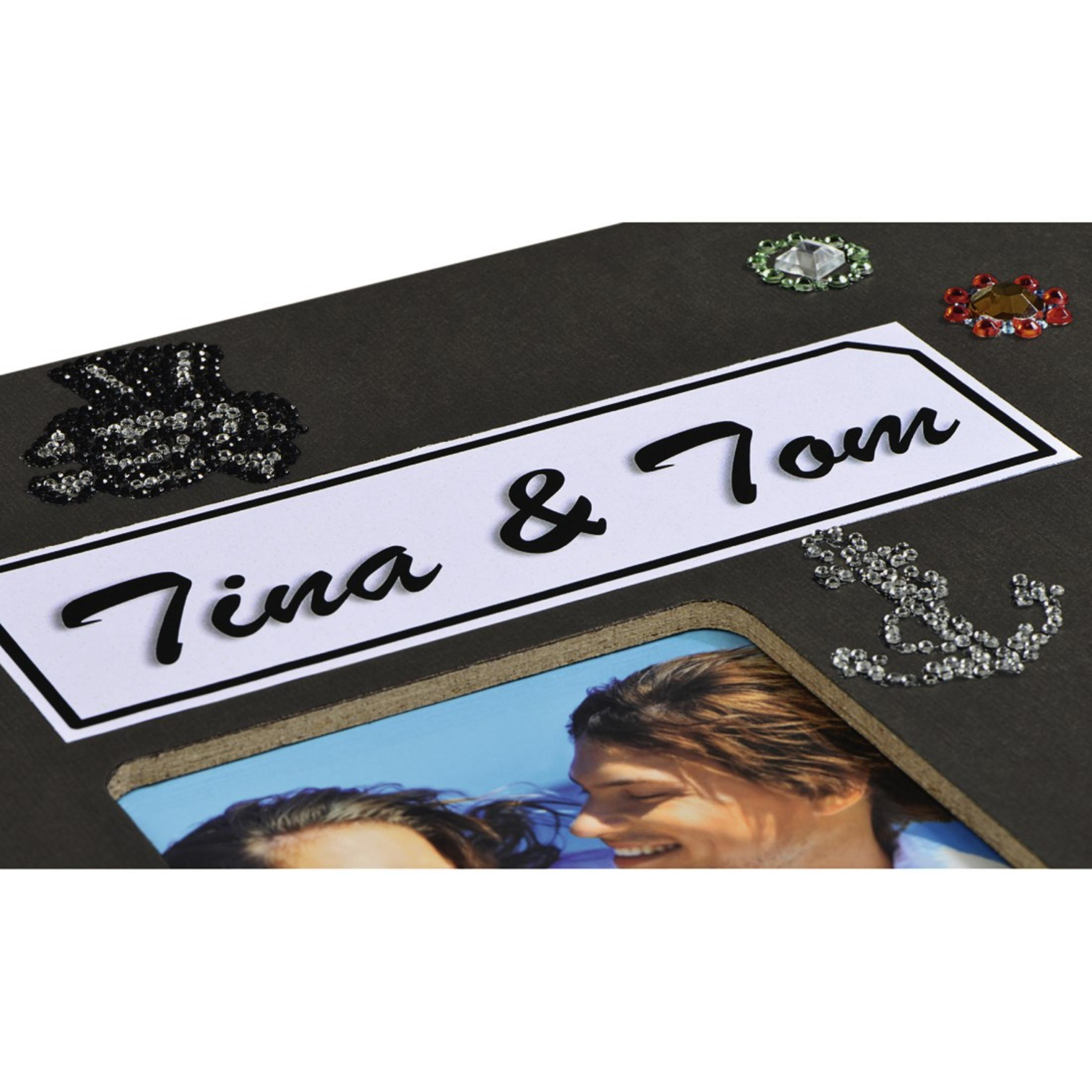 Ramka na zdjęcia ze zdjęciem i dekoracjami. Tekst jest widoczny.