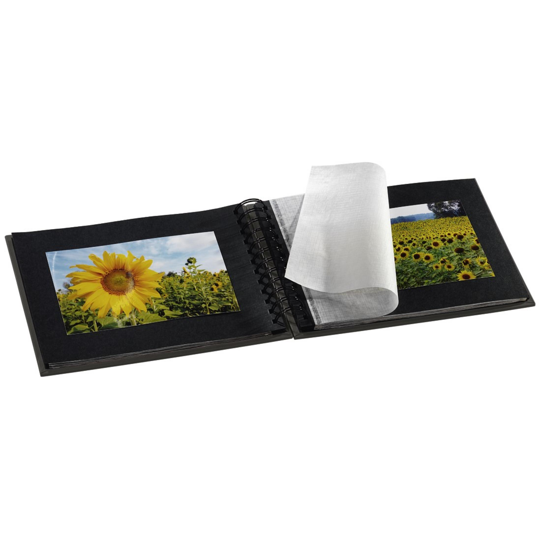 Otwarty album ze zdjęciami, pokazujący słoneczniki i białą stronę.