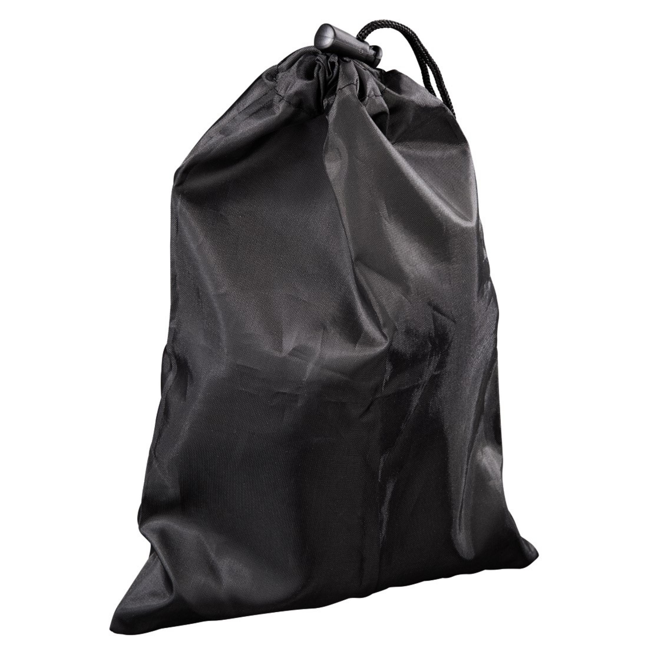 Czarny worek ze sznurkiem, zamknięty u góry. Białe tło.