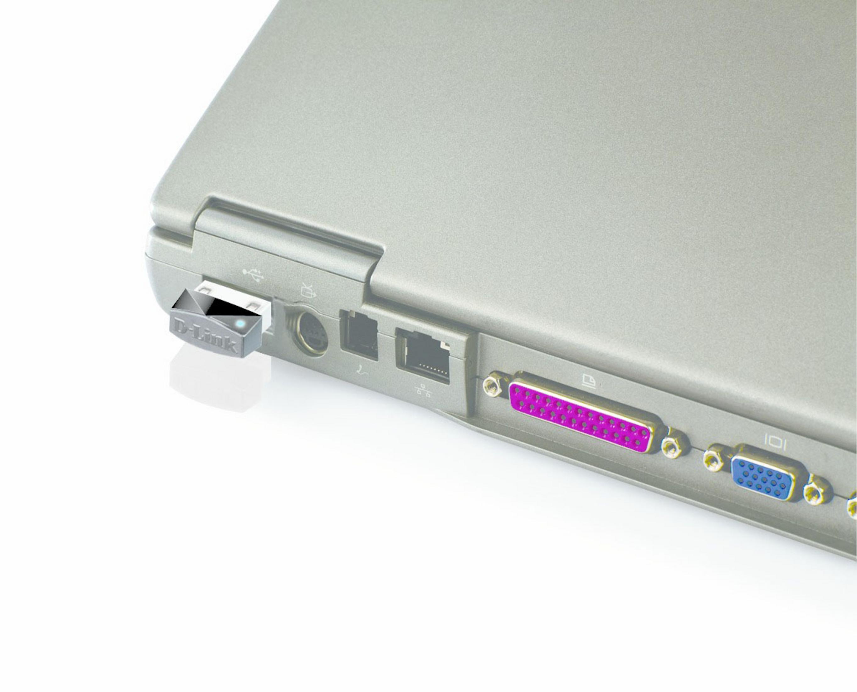 Laptop z wpiętym adapterem USB D-Link, widoczne porty. Białe tło.