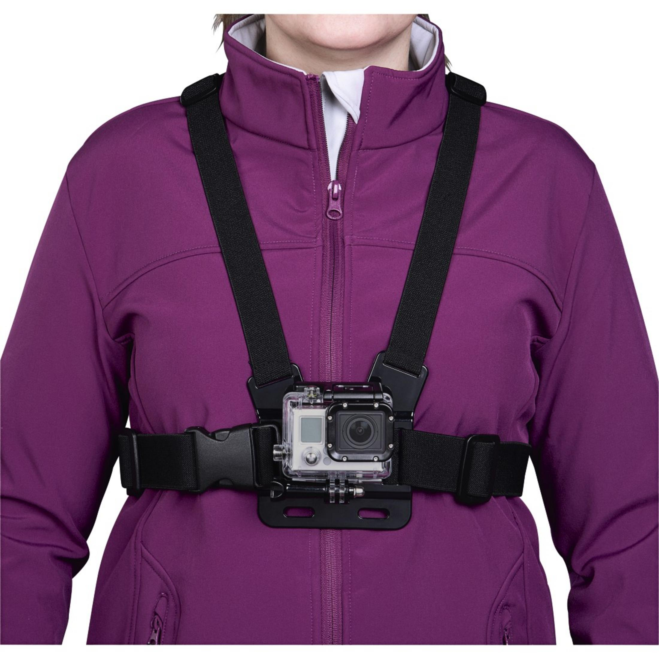 Osoba w fioletowej kurtce z kamerą sportową na klatce piersiowej, czarne paski.