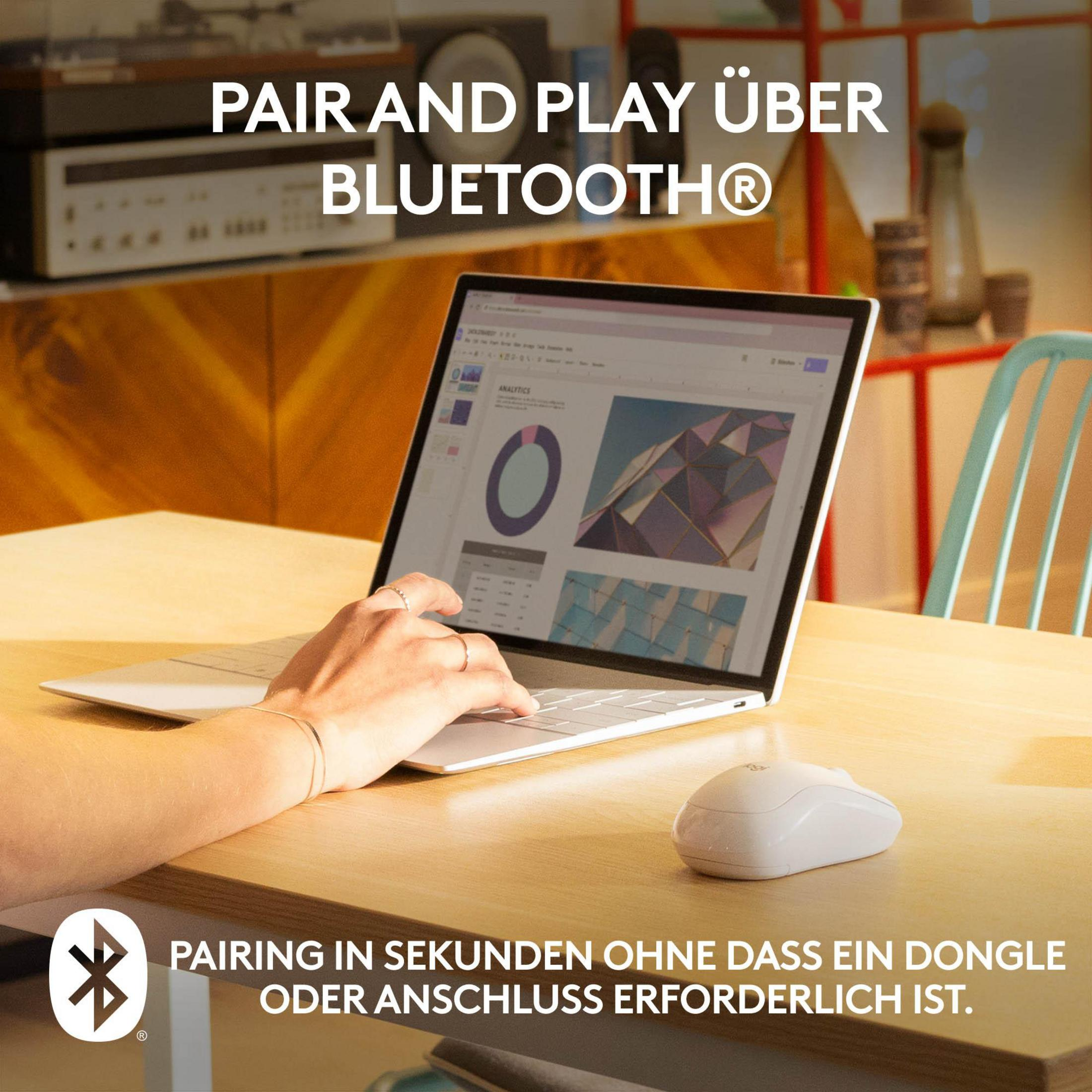 Osoba używająca laptopa i białej myszy na drewnianym stole. Obecne logo Bluetooth.